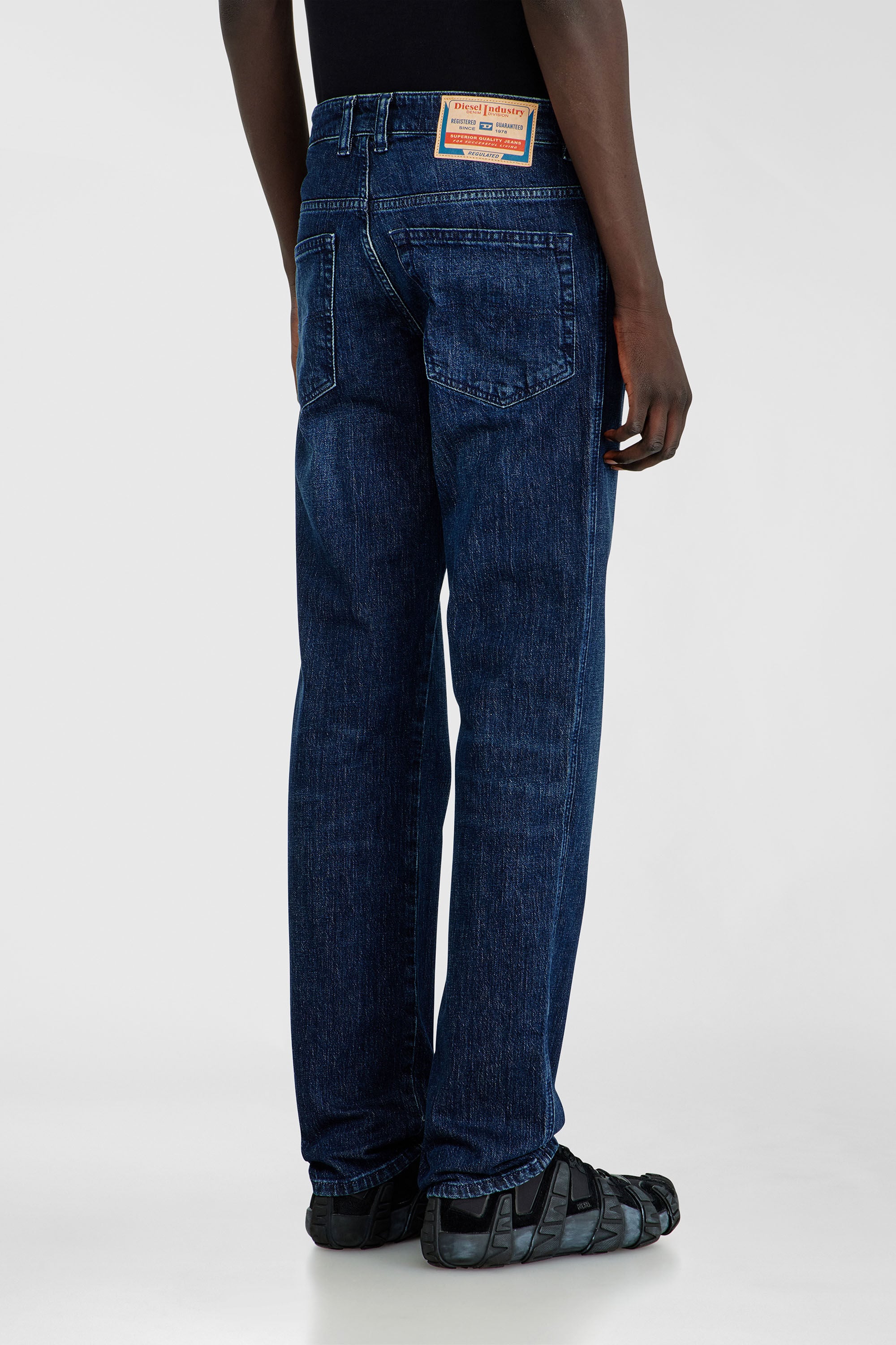 DIESEL INDUSTRY レギュラースリムストレートデニム W31 L32 Men's Slim Dark Blue Jeans: Slim Straight Fit | Diesel®