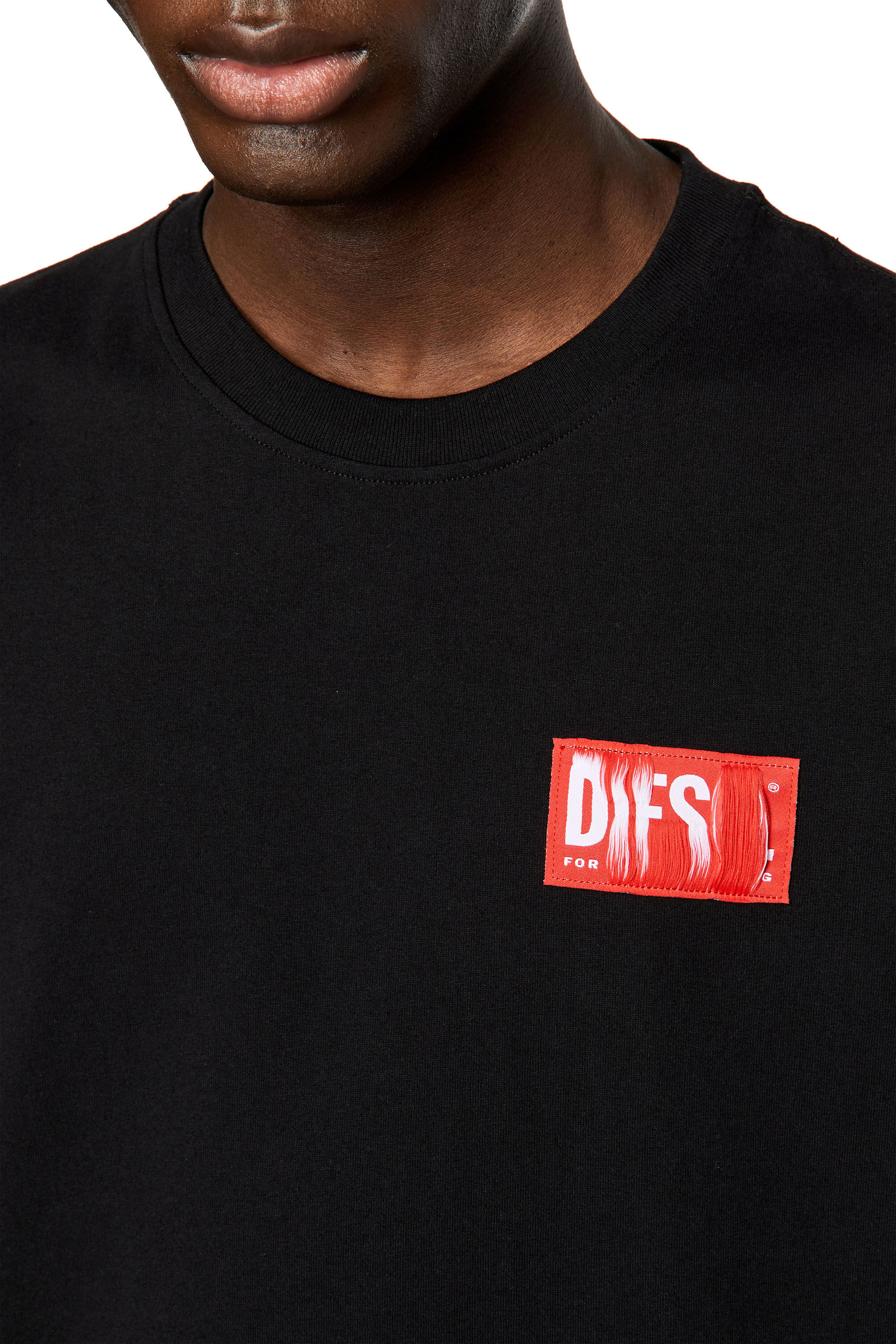 Diesel - T-NLABEL, T-shirt avec empiècement à logo effiloché Homme in Noir - 4
