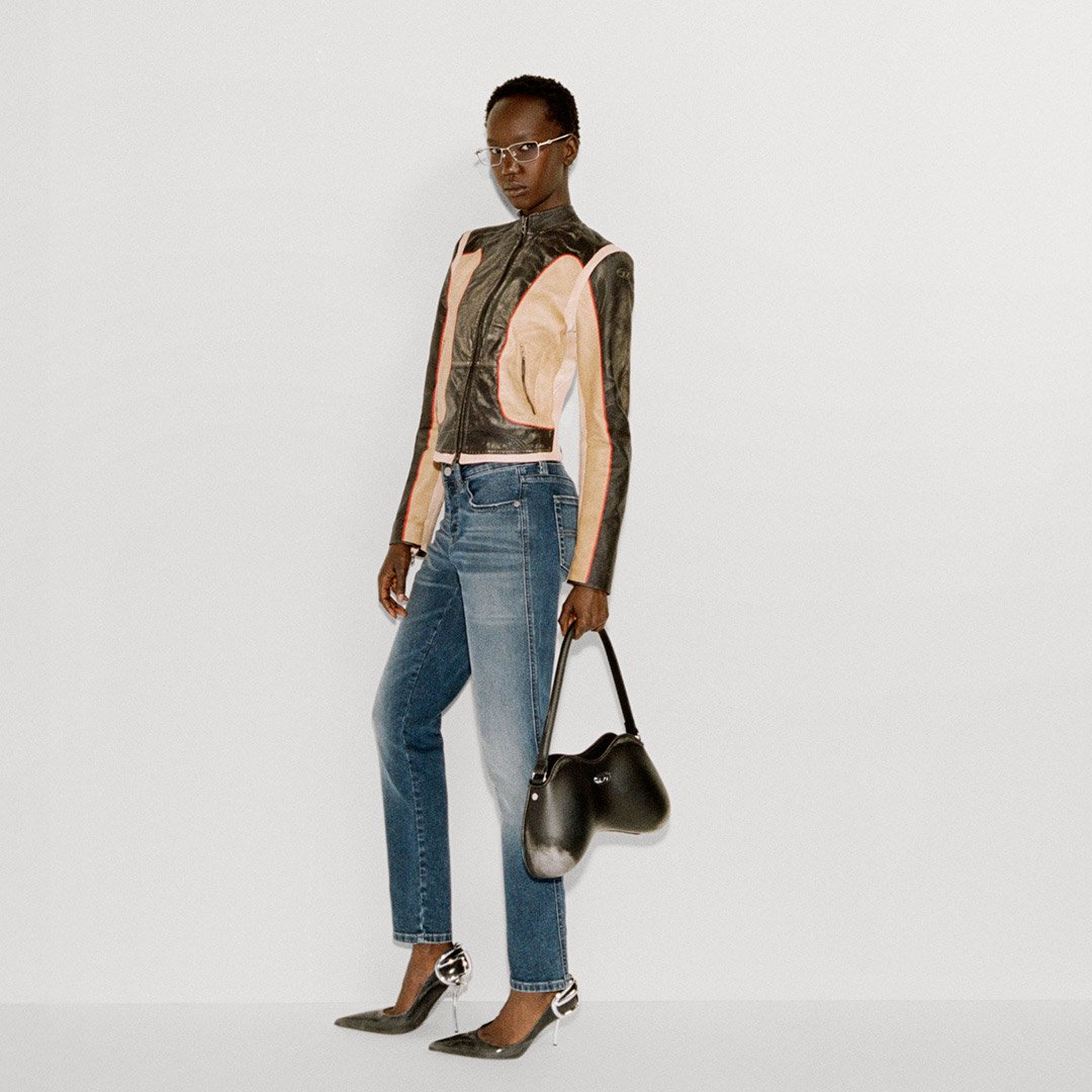 Compra denim para mujeres, con un modelo que luce el jean skinny azul más vendido.