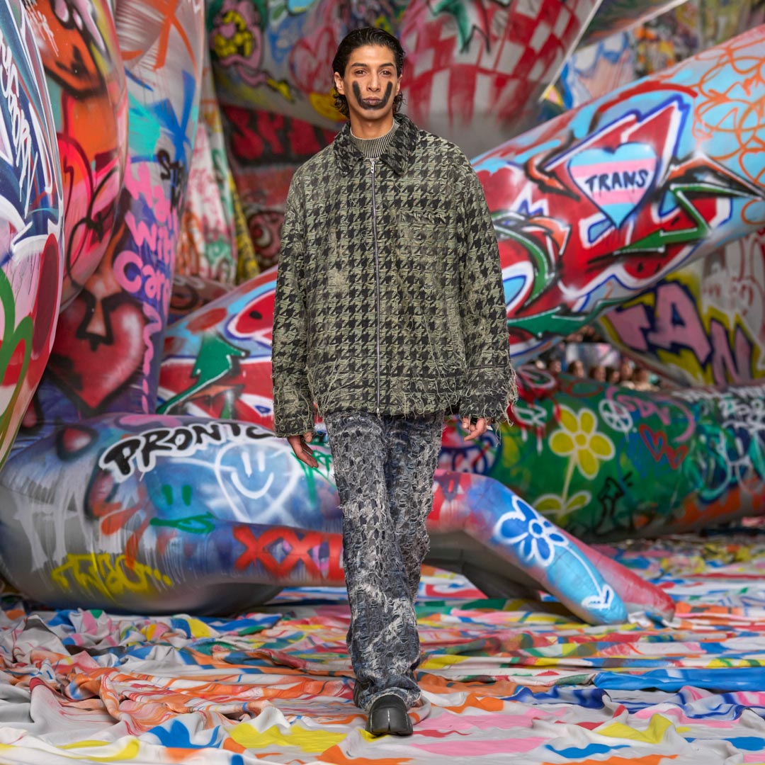 Magasinez la collection de podium automne hiver 2025 pour hommes.