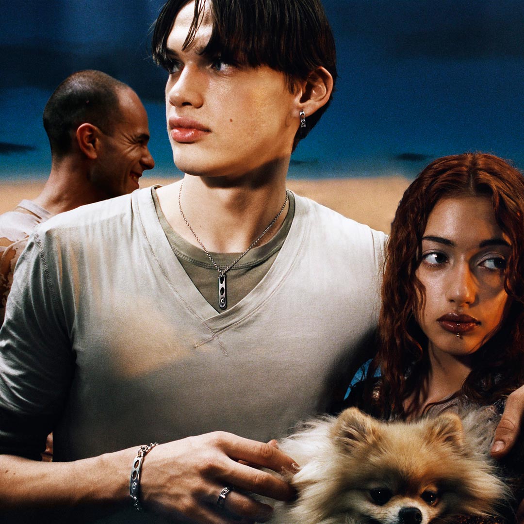 Mannequin masculin portant un t-shirt et une chemise-blazer pour hommes de la nouvelle collection Printemps-&Eacute;t&eacute; 2026. Seulement chez Diesel.