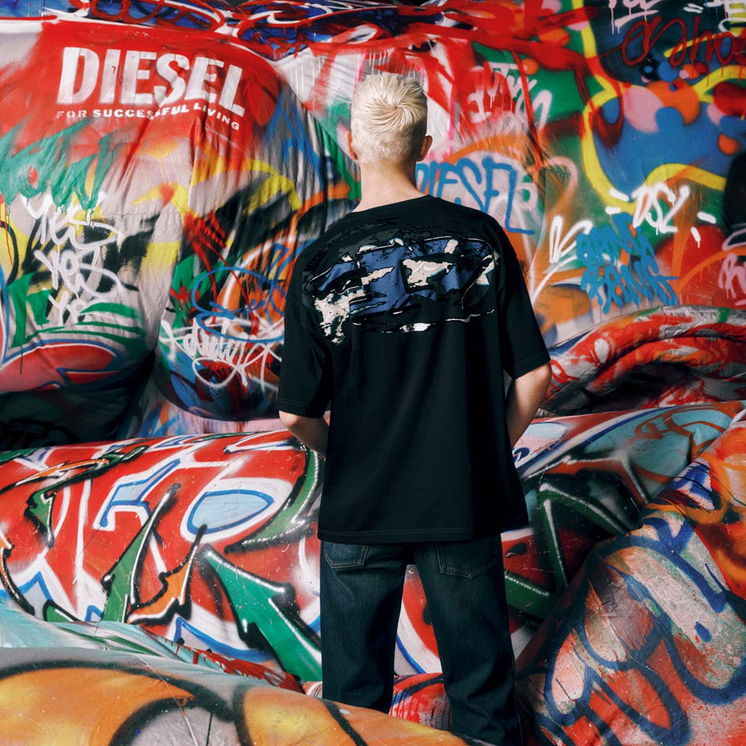 Magasinez les t-shirts pour homme avec un modèle portant un t-shirt graphique de la collection automne-hiver 2025.