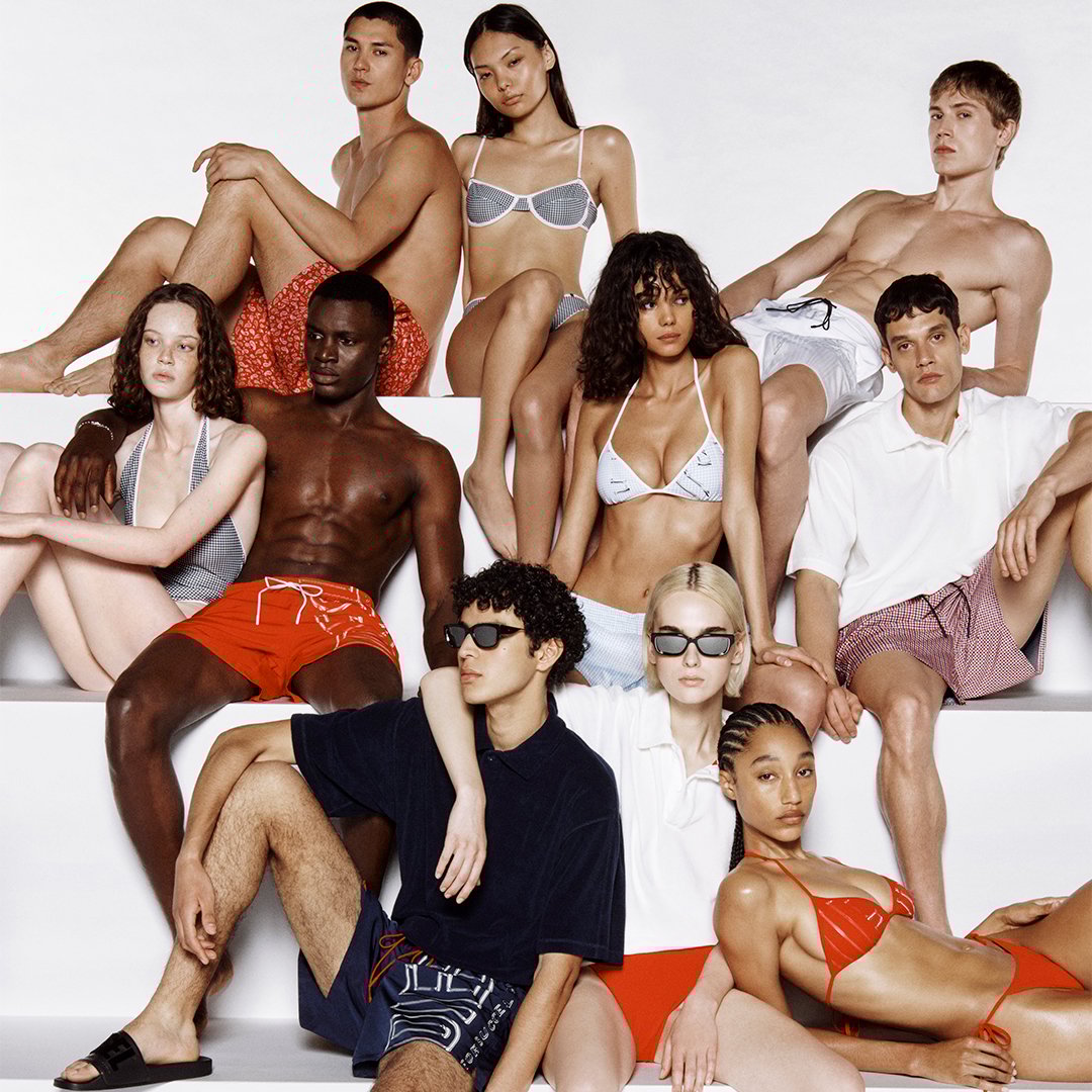 Groupe de mannequins se d&eacute;tendant en maillots de bain et sous-v&ecirc;tements Diesel, uniquement chez Diesel