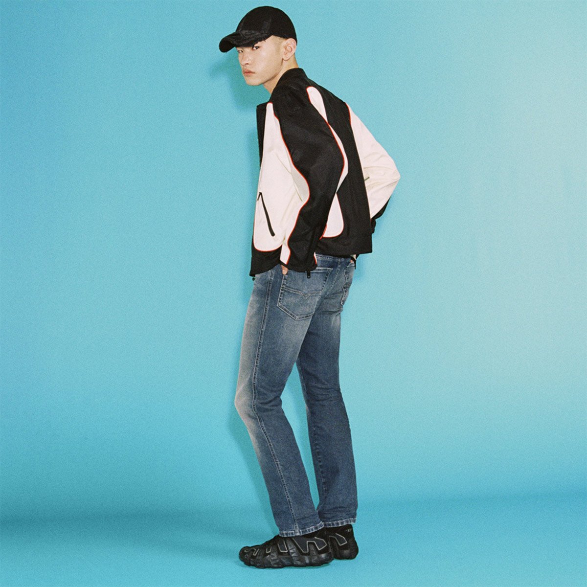Compra denim para hombres, con un modelo que luce un jean azul de pierna recta