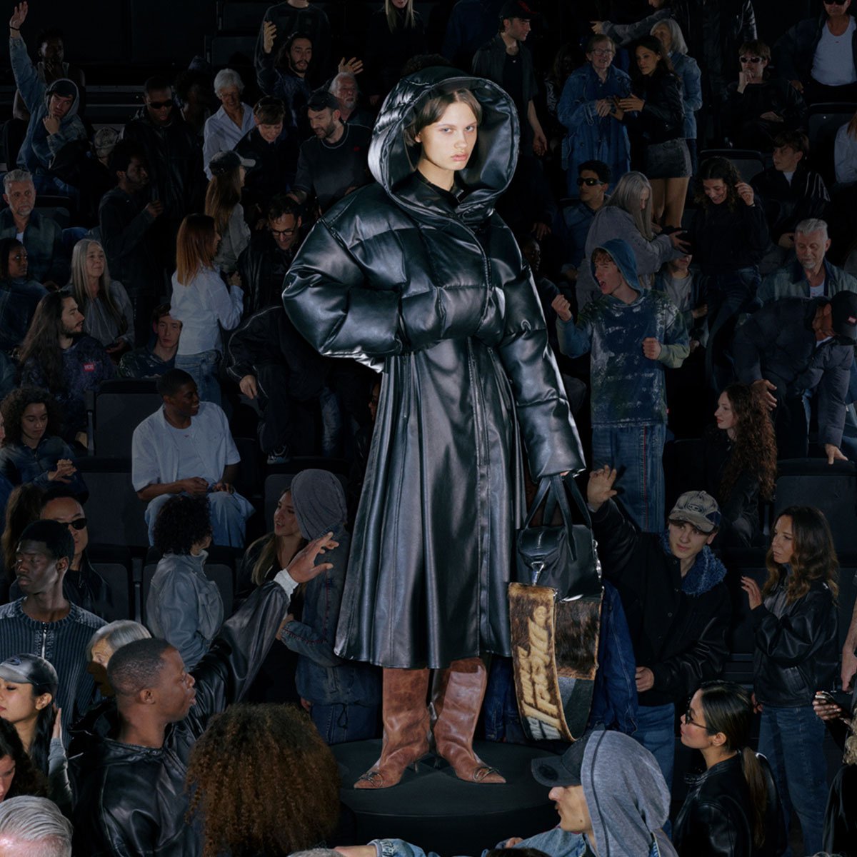 Découvrez les nouveautés Diesel pour la saison SS26, avec un mannequin portant une doudoune noire et une jupe en cuir noir