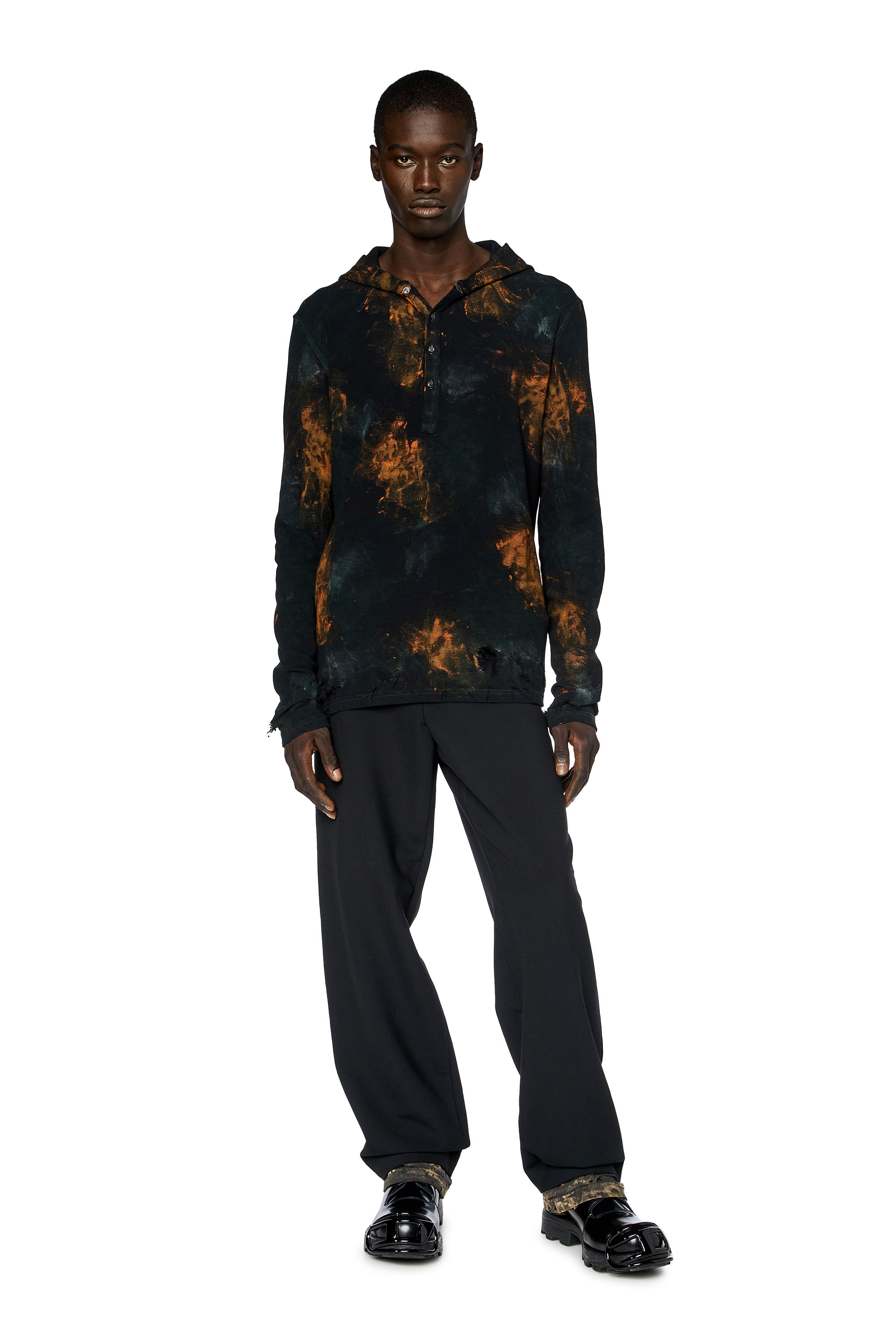 Top Henley desgastado con capucha de tejido gofrado