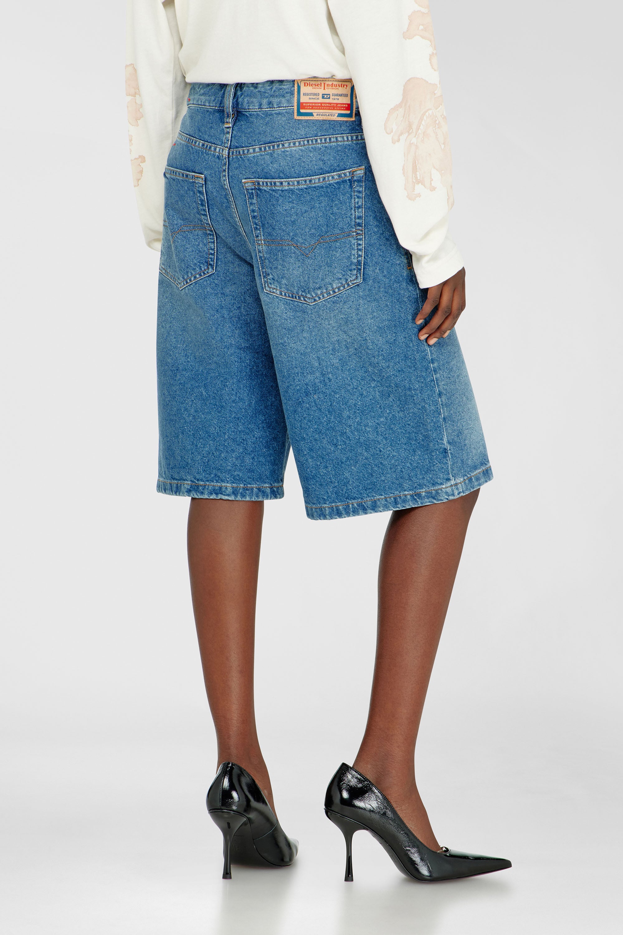 Diesel - DE-SIRE-SHORT, Shorts de denim con lavado oscuro limpio Mujer in Azul marino - 4