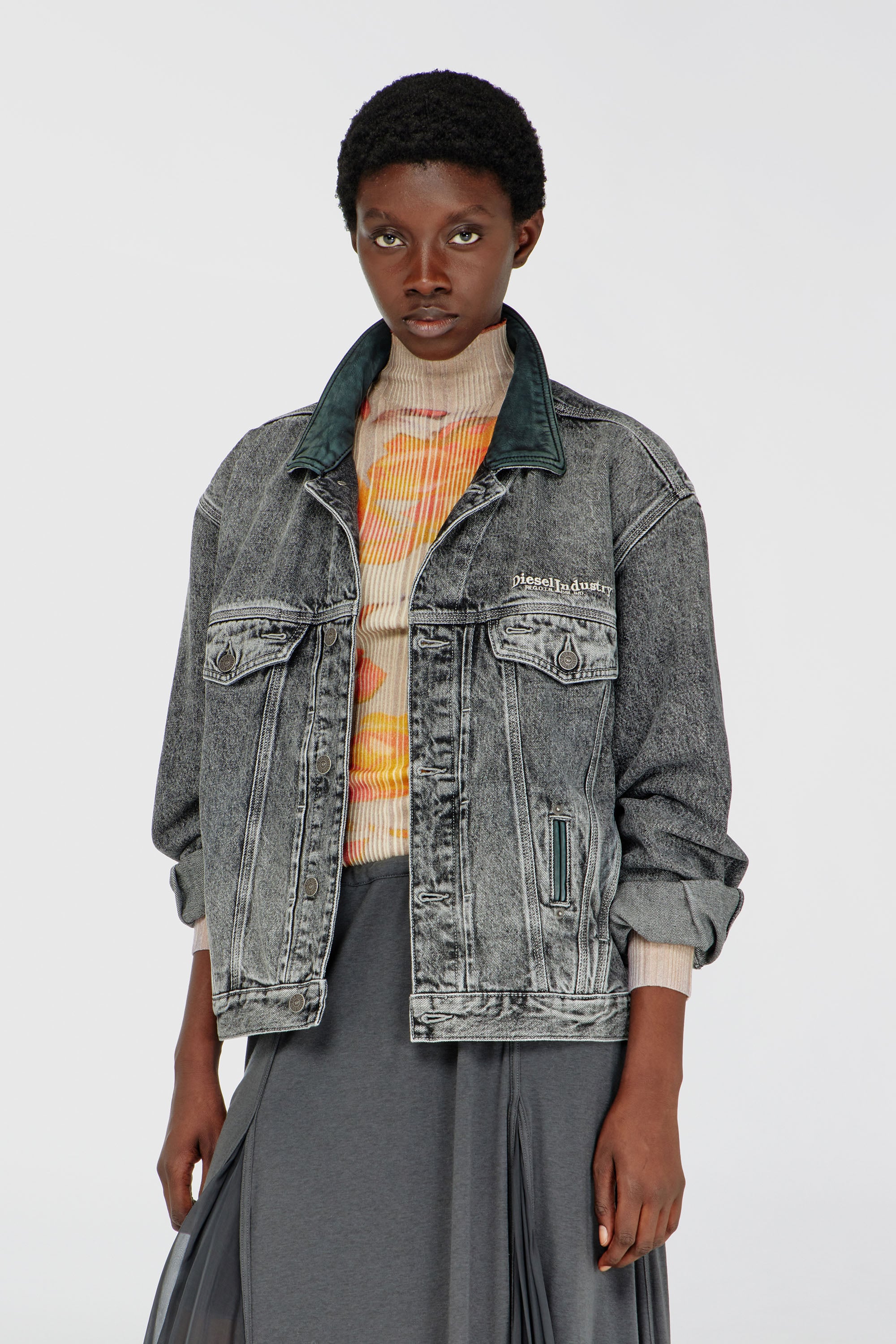 Diesel - D-DENVER-S, Chaqueta de camionero de mezclilla con adornos de cuero tono sobre tono Unisex in Gris - 1