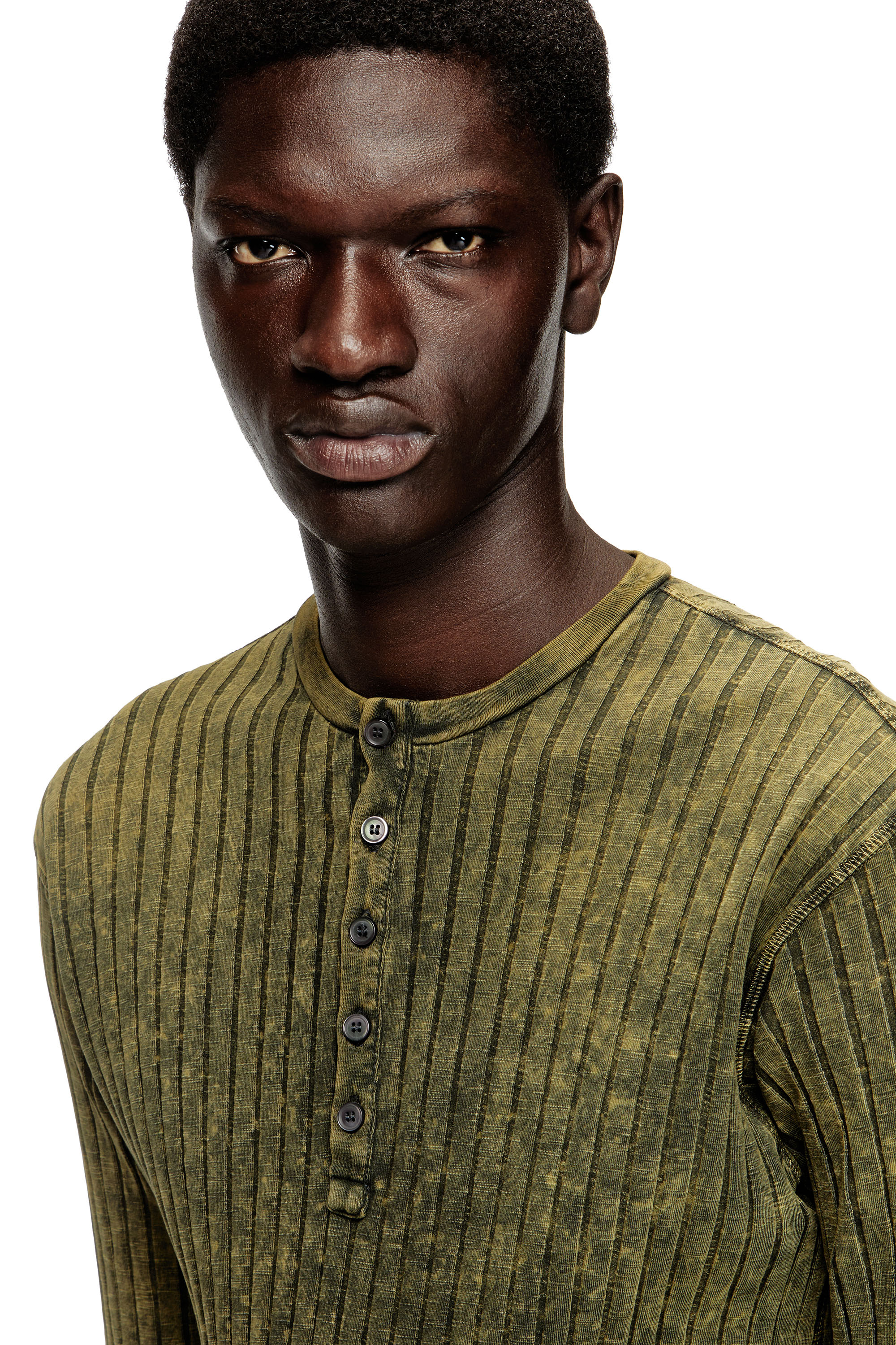 Diesel - T-ALLY, Haut Henley en jersey côtelé large traité Homme in Vert - 3