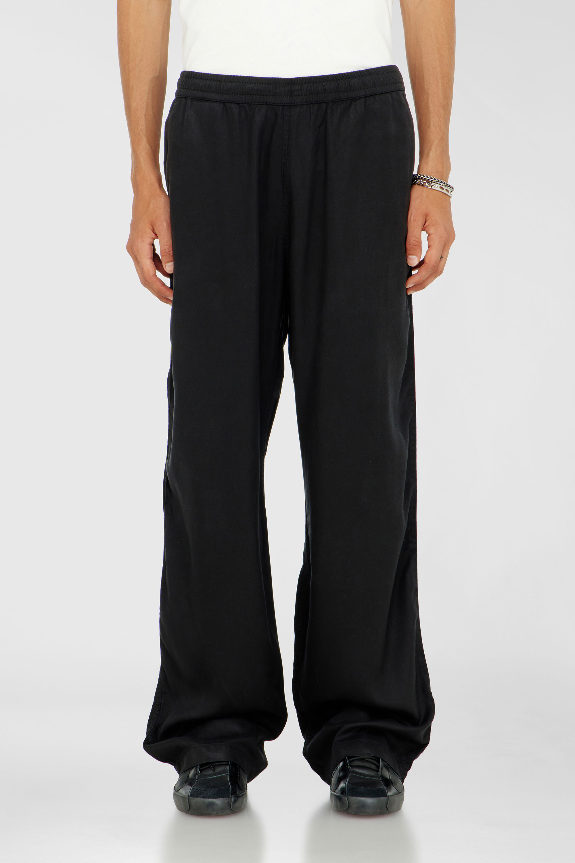 Diesel - P-DREYER-C, Pantalon &agrave; cordon en serg&eacute; d&eacute;lav&eacute; Homme in Noir - 1