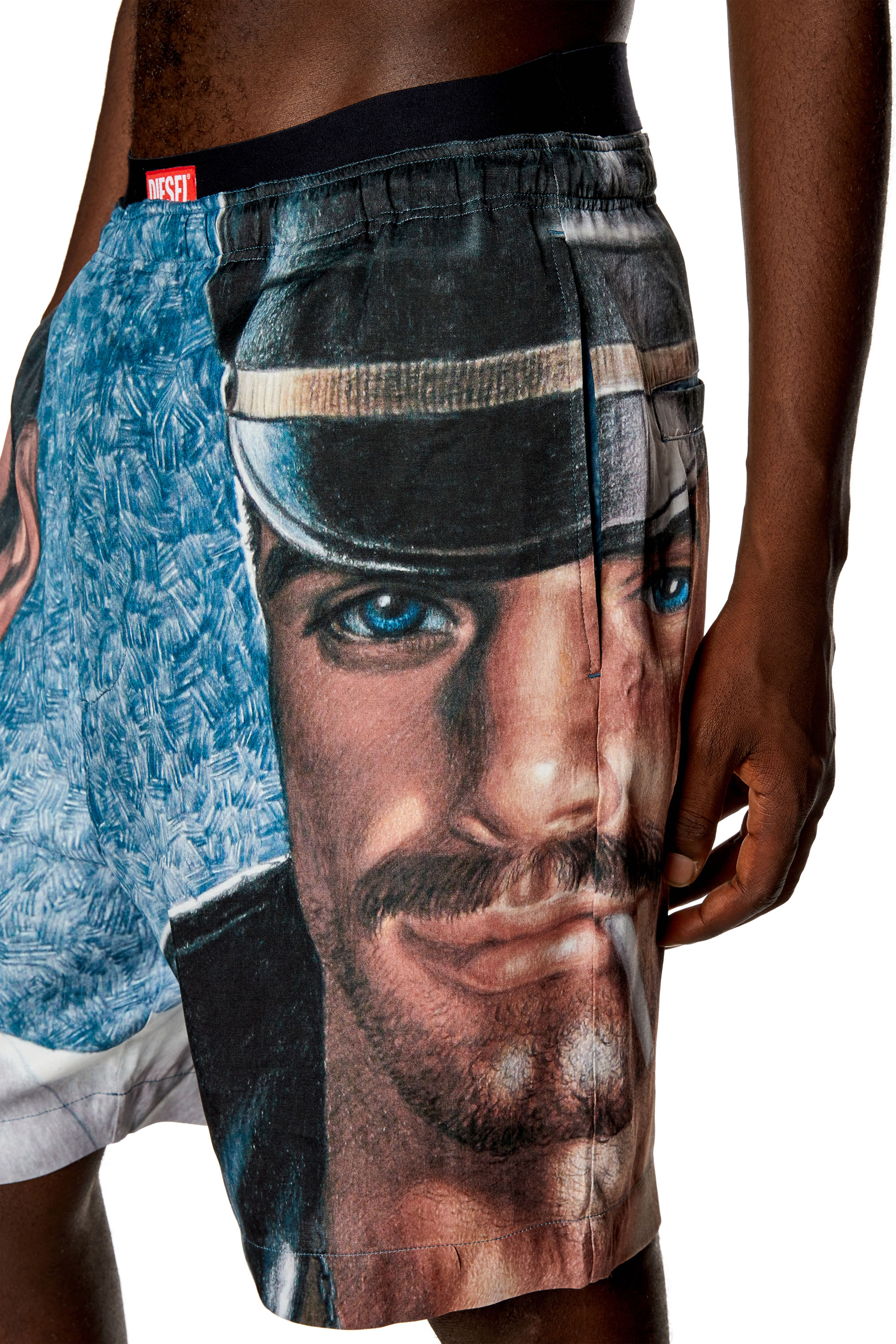 Diesel - PR-P-TOLL-SHO-23A, Pantal&oacute;n corto de sat&eacute;n con estampado all-over Unisex in Azul marino - 7