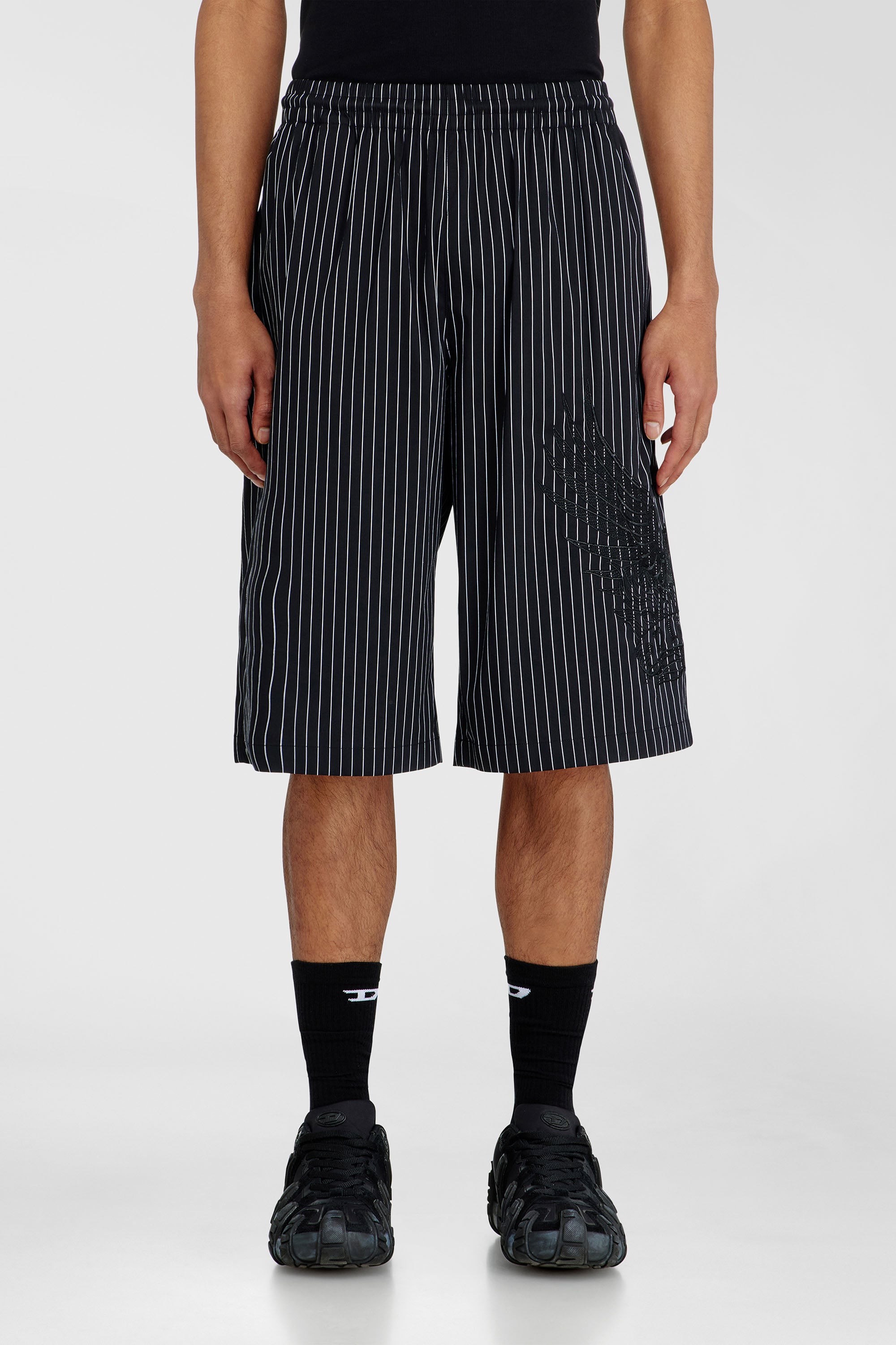 Diesel - P-THEO-SHORT-NJCA, Short &agrave; rayures fines avec broderie Phoenix Homme in Noir - 2