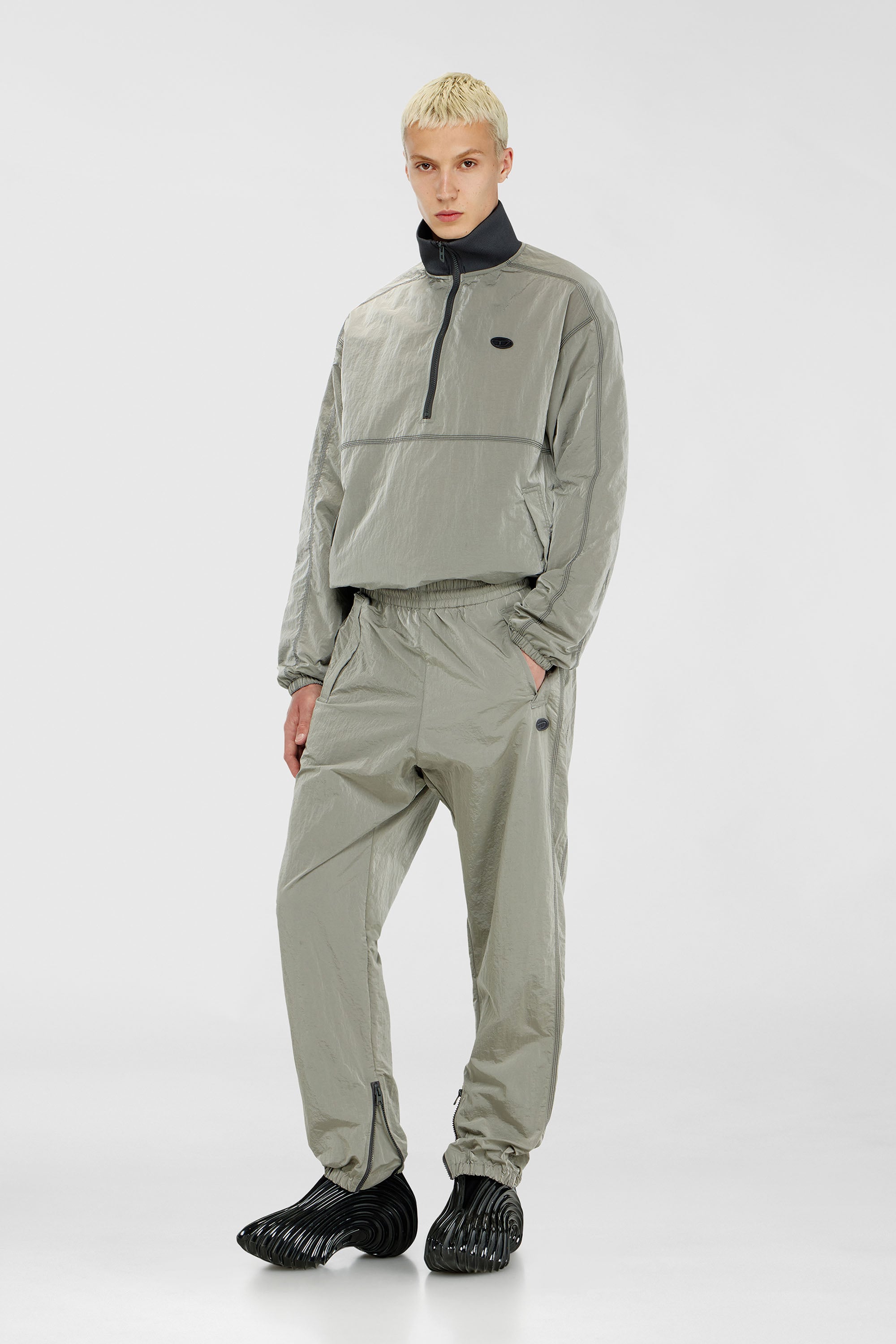 Diesel - P-ANOK, Pantal&oacute;n de nailon con efecto arrugado Hombre in Gris - 2