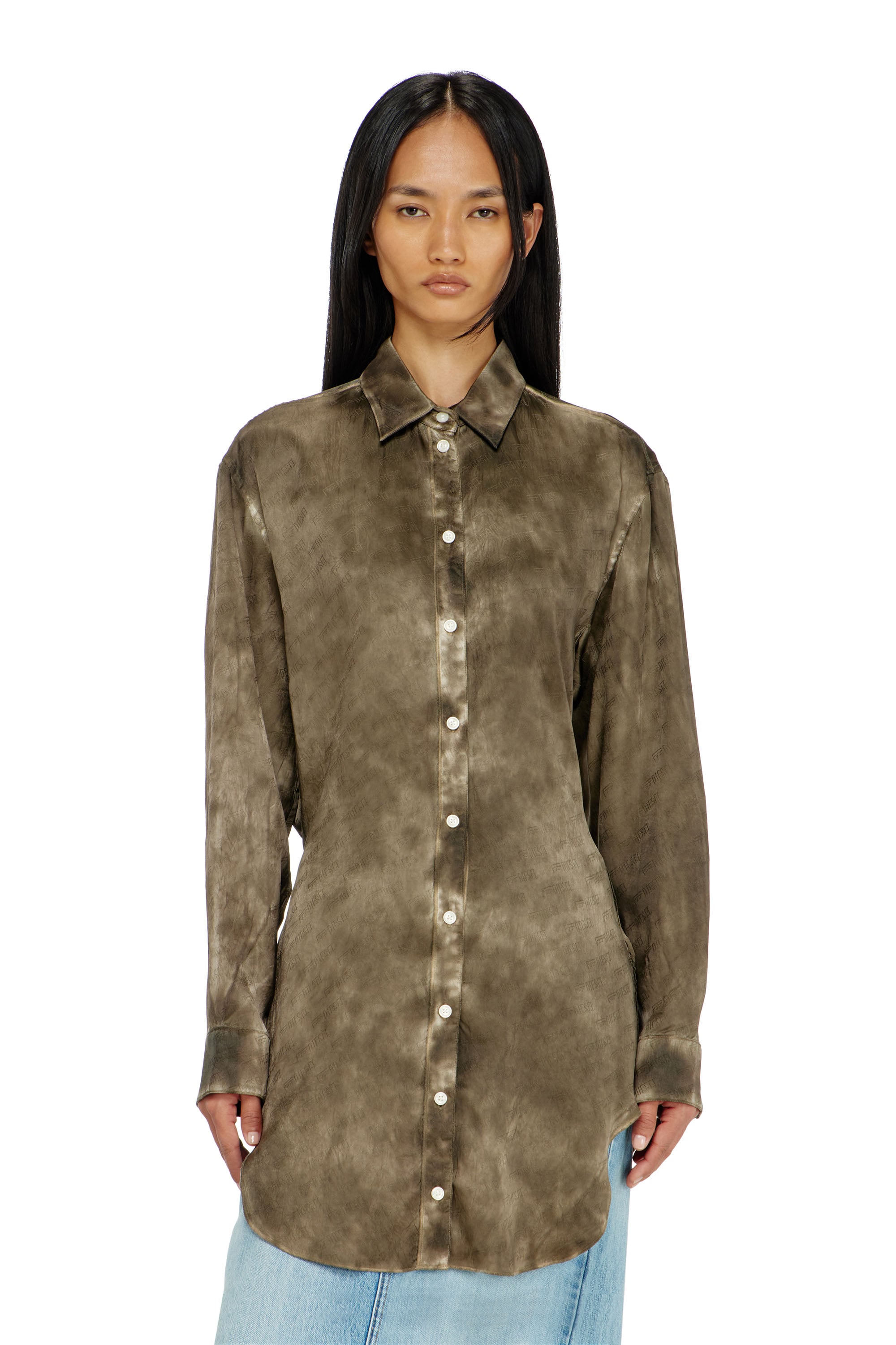 Diesel - C-LAVEL, Camisa larga de sat&eacute;n arrugado jacquard con logo Mujer in Verde - 4