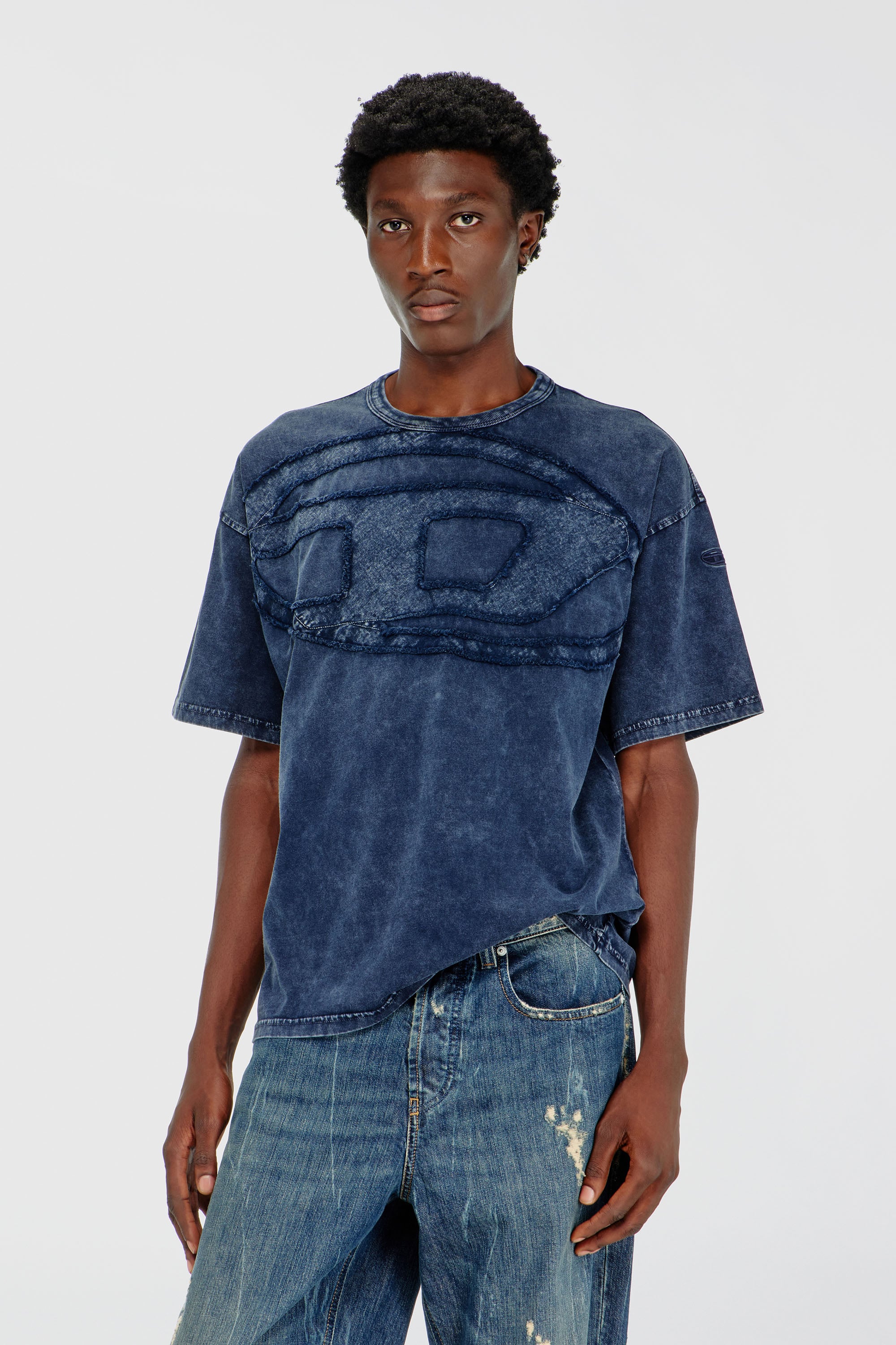 Diesel - T-BOXT-DEN, Camiseta de algod&oacute;n relajada con aplique Oval D Hombre in Azul marino - 3