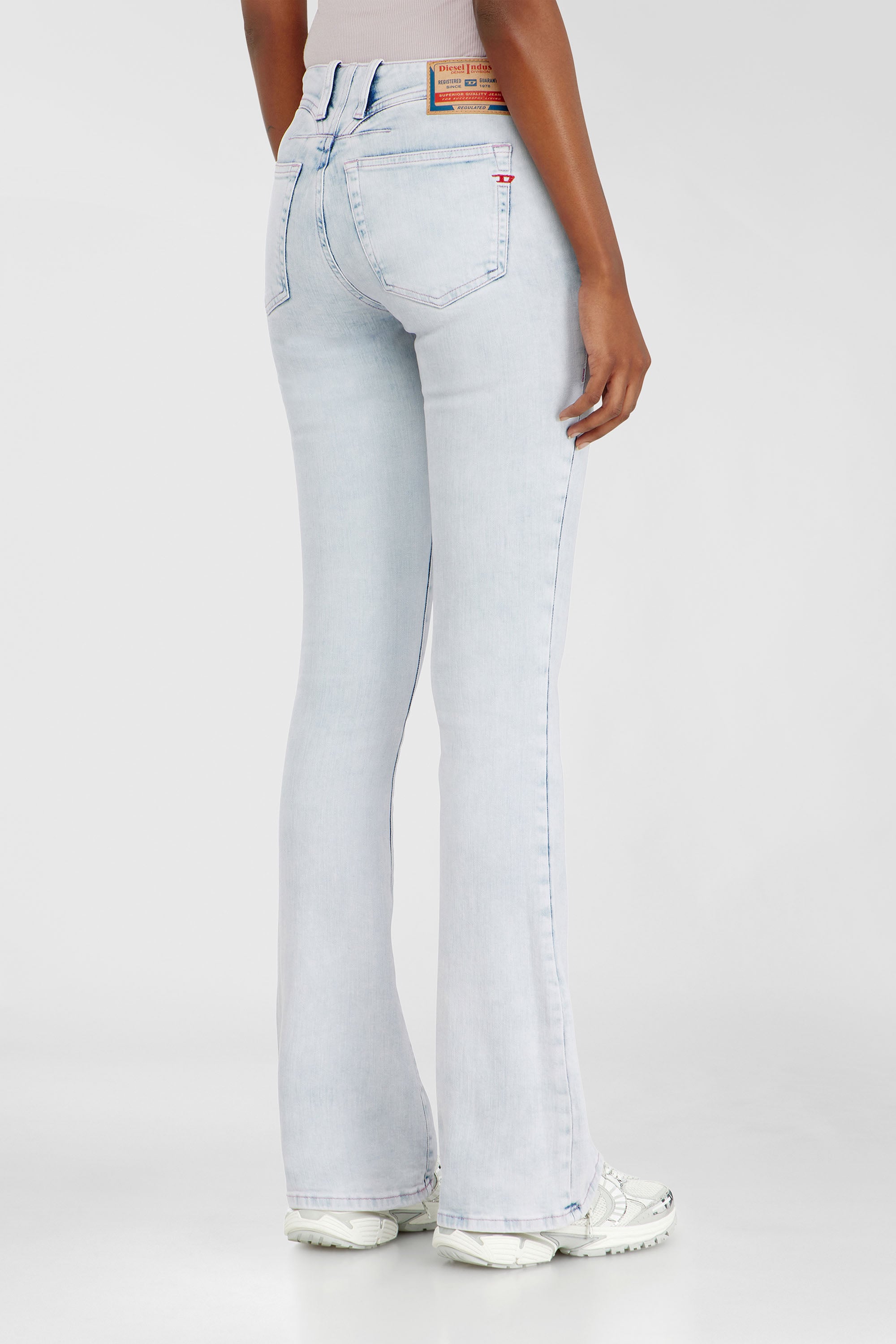 Diesel - Bootcut Jeans 1969 D-Ebbey 0HDBH Femme, Bleu Clair - Image 5