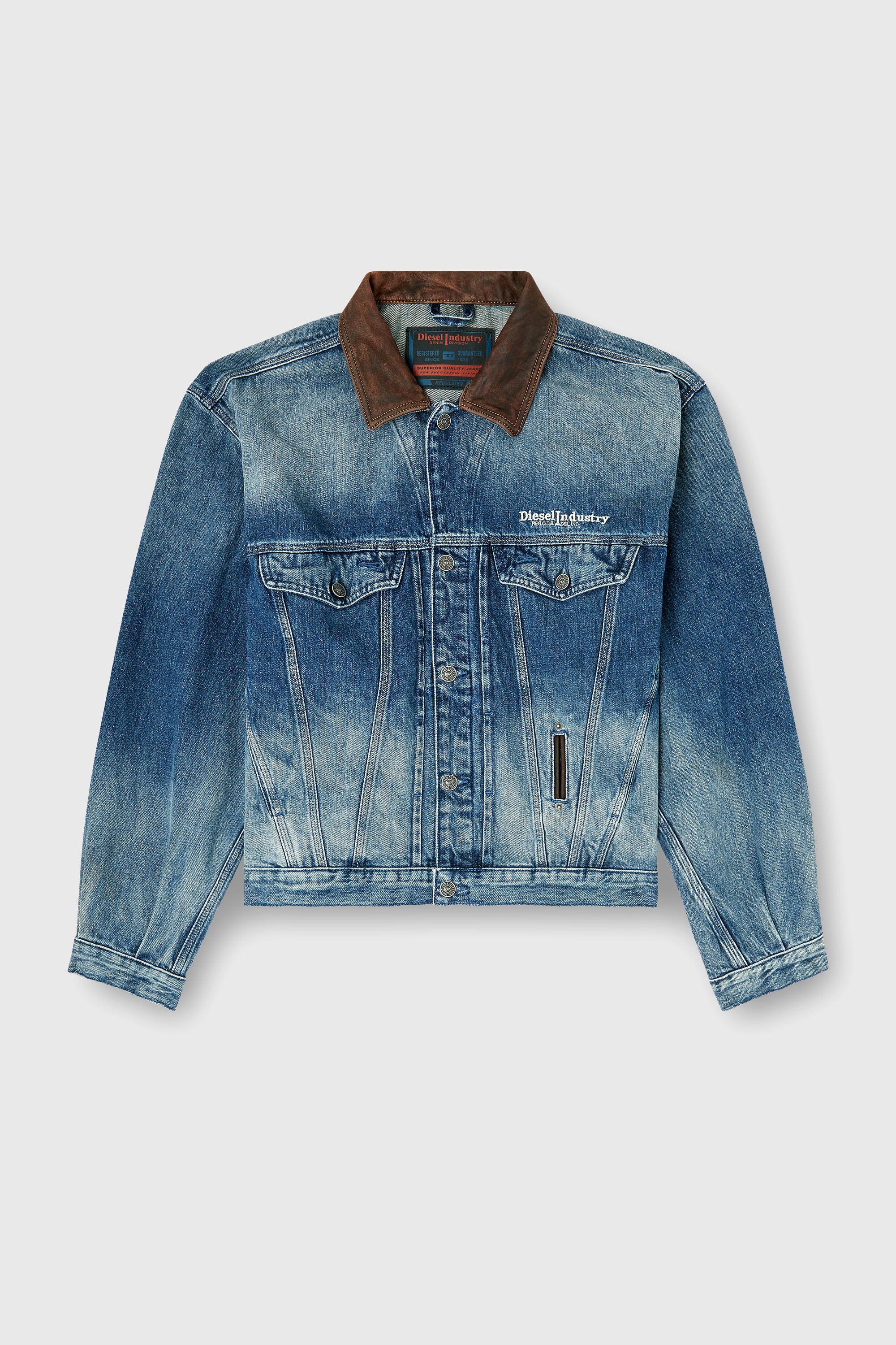 Diesel - D-DENVER-S1, Chaqueta vaquera tipo trucker con adornos de cuero en contraste Unisex in Azul marino - 2