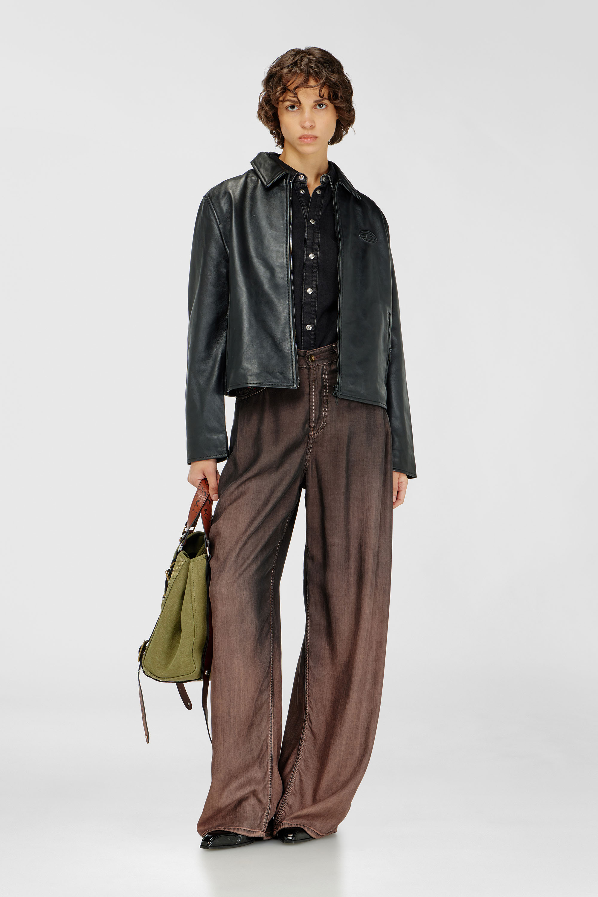 Chemise en denim avec coutures contrast&eacute;es.