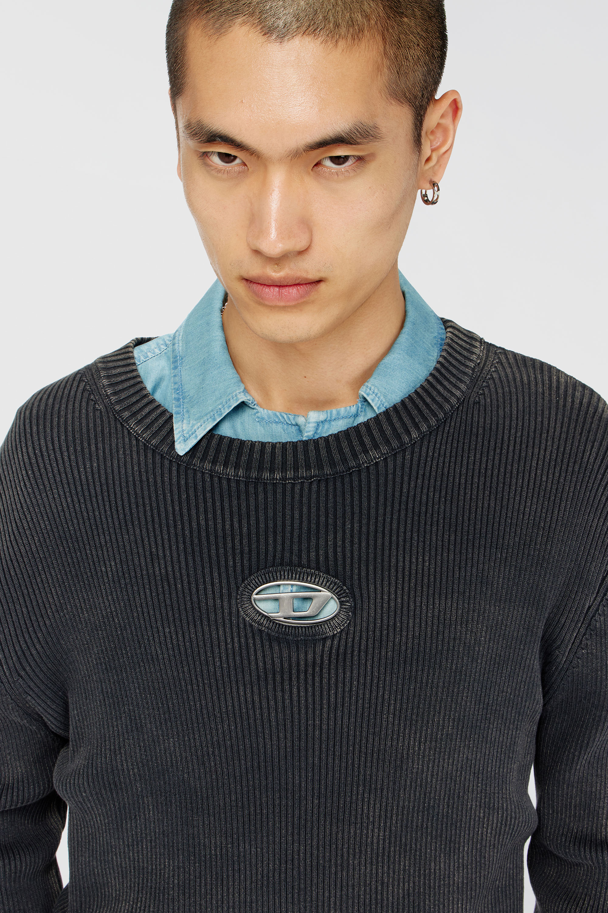 Diesel - K-DARREN-D, Pull c&ocirc;tel&eacute; &agrave; d&eacute;coupes avec plaque Oval D Homme in Gris - 5