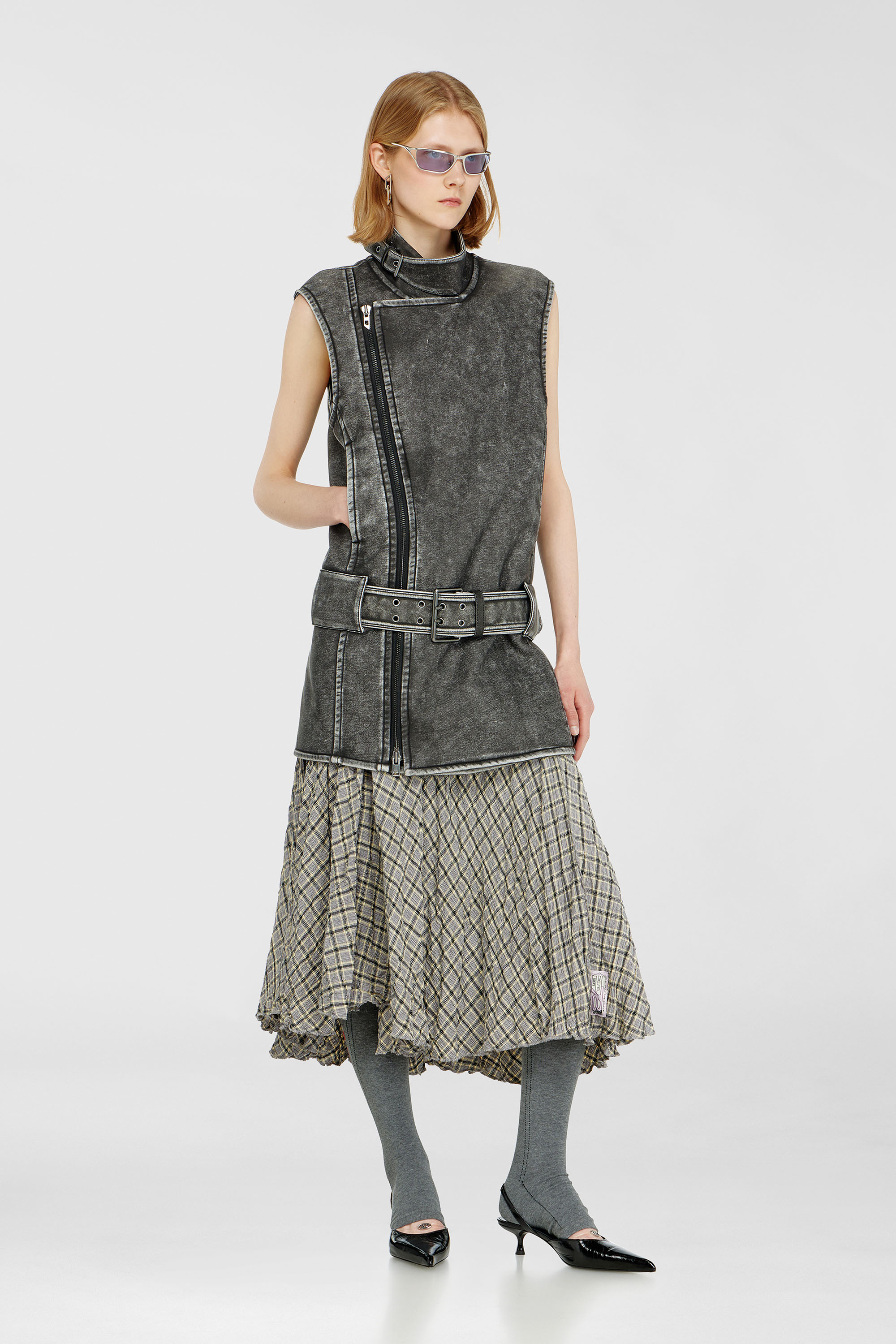 Vestido mini estilo biker con cintur&oacute;n