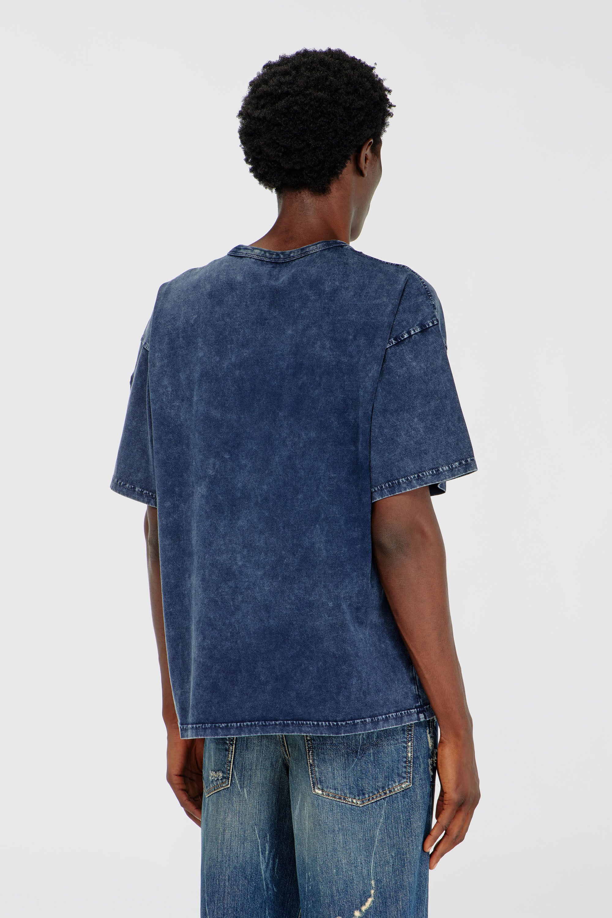 Diesel - T-BOXT-DEN, Camiseta de algod&oacute;n relajada con aplique Oval D Hombre in Azul marino - 4