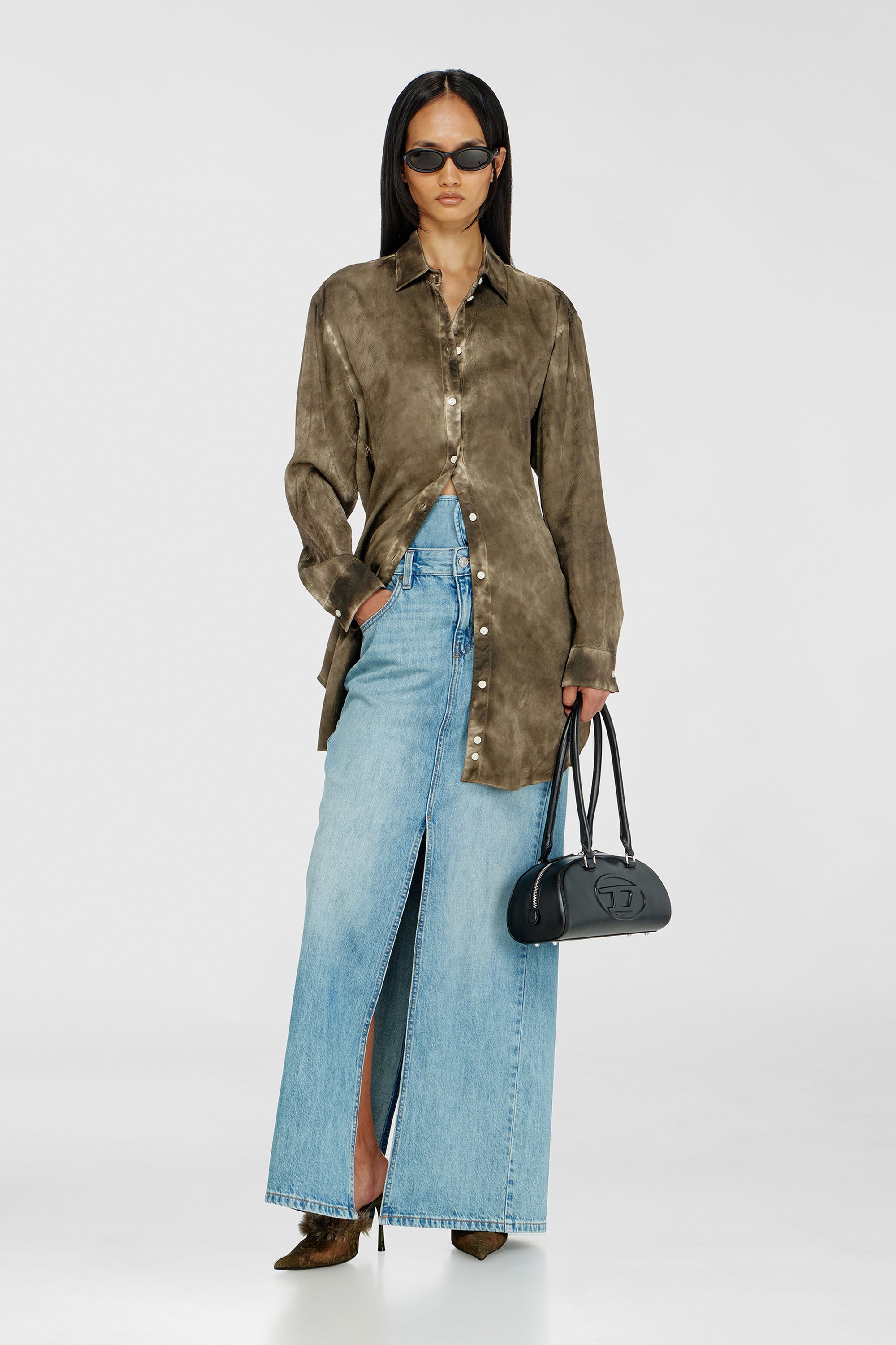 Diesel - C-LAVEL, Camisa larga de sat&eacute;n arrugado jacquard con logo Mujer in Verde - 1