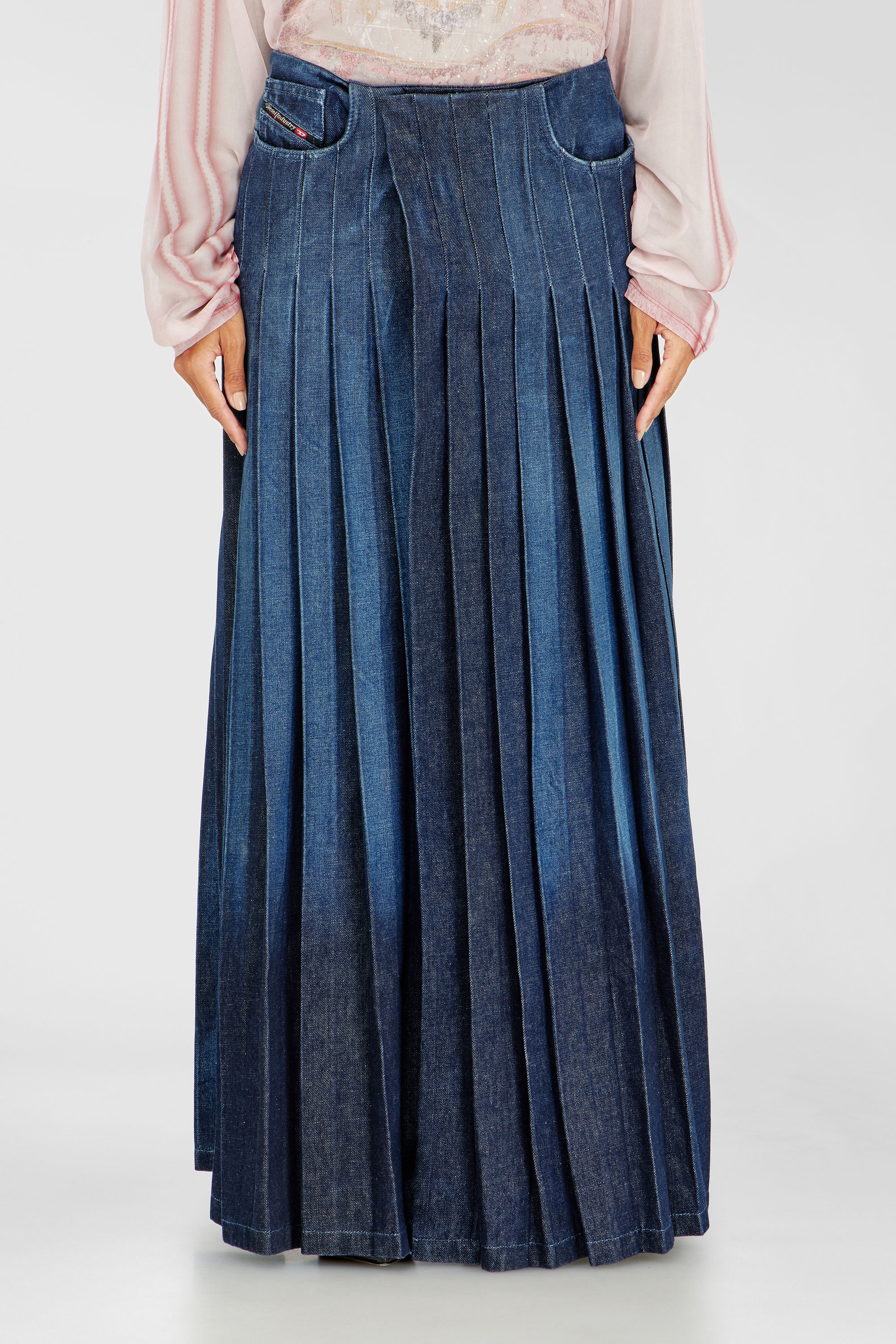 Diesel - D-QUILTY-FSJ1, Jupe longue portefeuille en denim pliss&eacute; Mixte in Bleu - 5