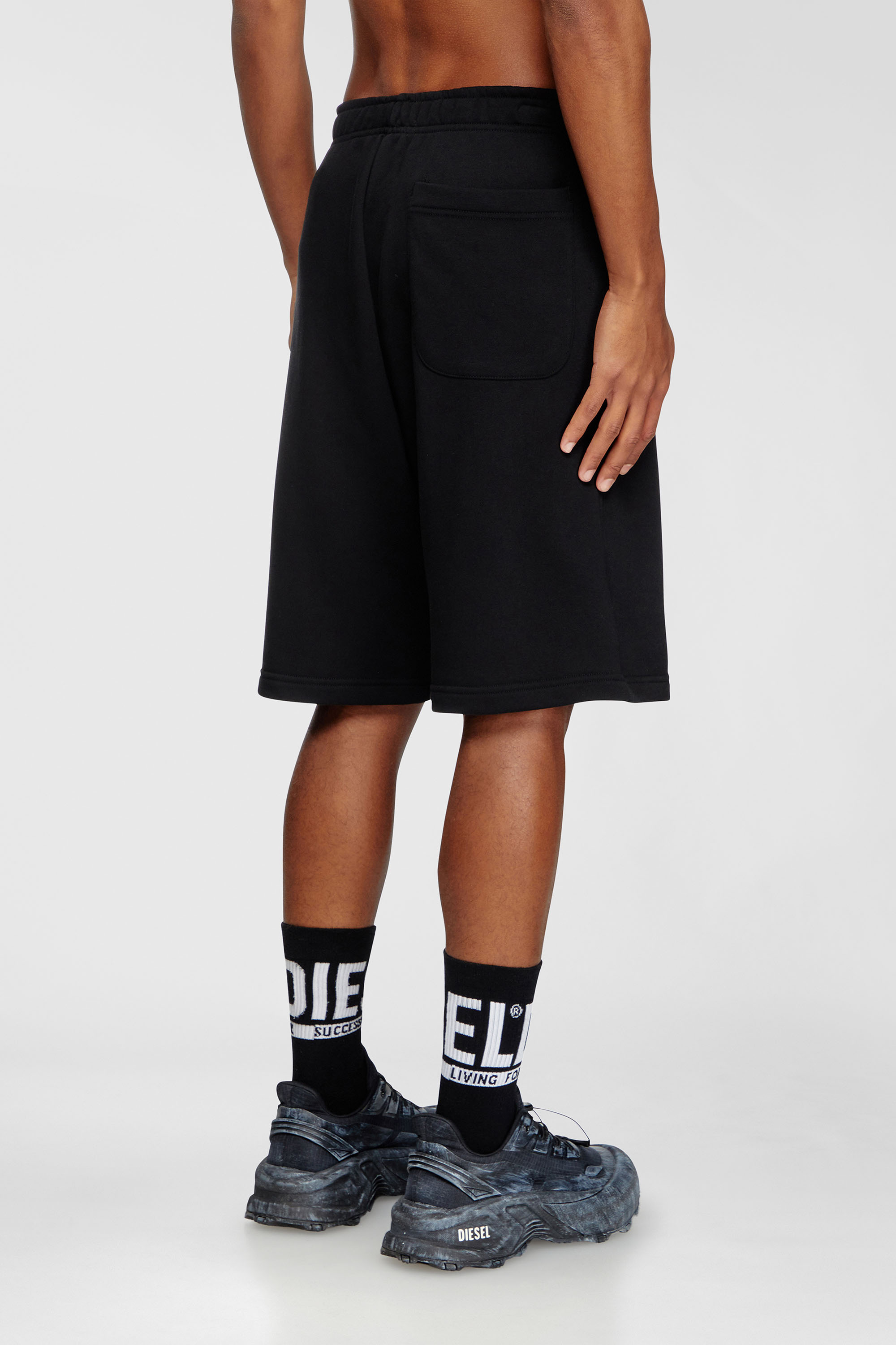 Diesel - P-MARSHY-OD, Pantalones cortos deportivos con logotipo Oval D plateado Hombre in Negro - 4