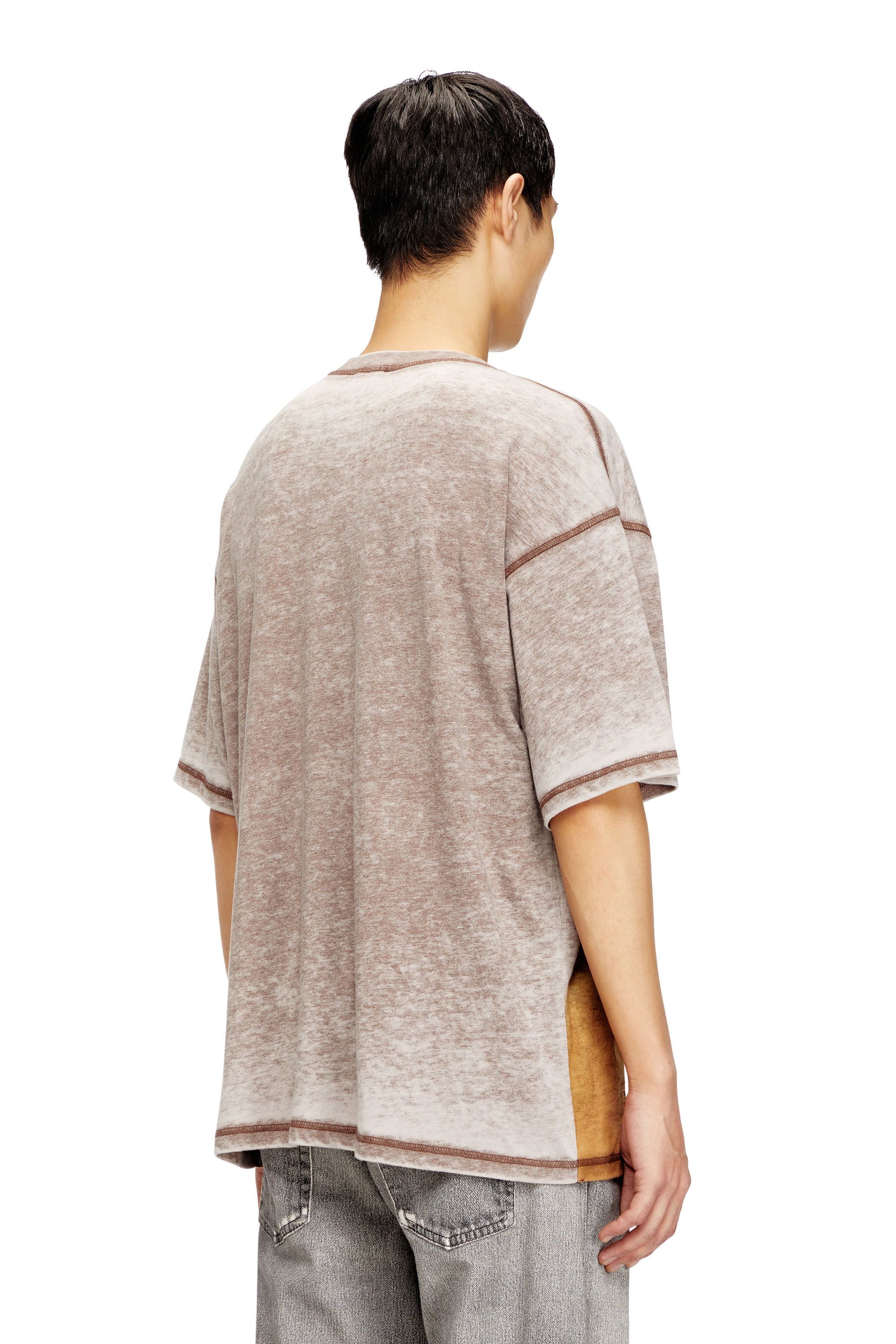 Diesel - T-BOXT-V12, Camiseta relajada con estampado y tachuelas Hombre in Marrón - 4