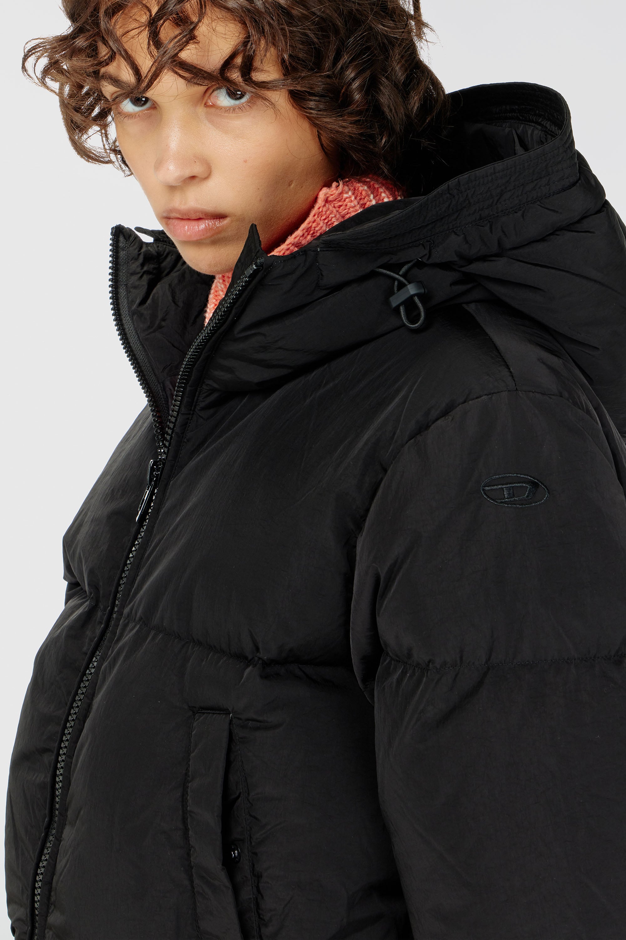 Diesel - W-PEYT-SHORT-NEW-P1, Chaqueta de plum&oacute;n con capucha de nailon arrugado Mujer in Negro - 4