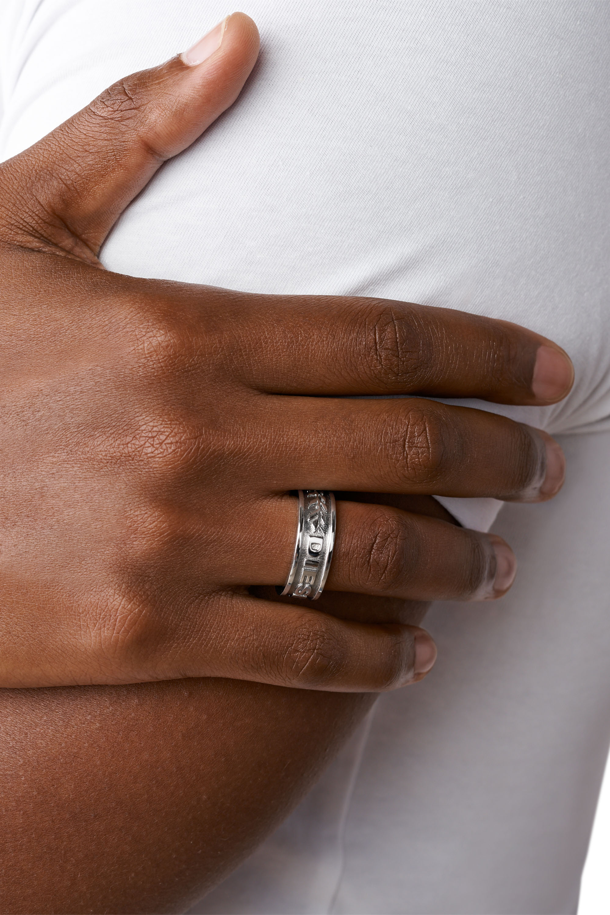 DX1108 Man: Anello con logo in rilievo | Diesel