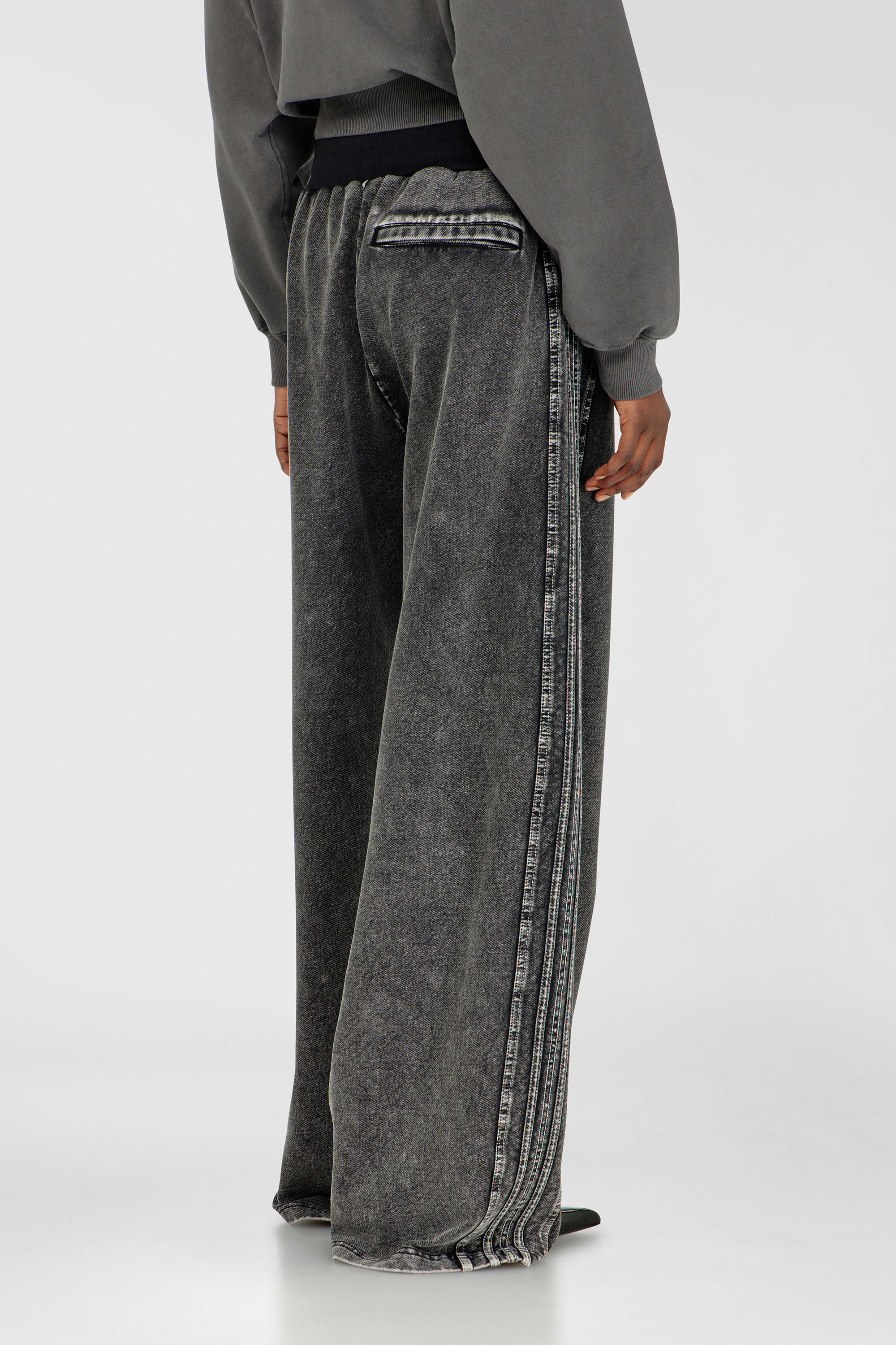 Diesel - P-ZENIA-S1, Pantalon large en coton lav&eacute; avec bandes lat&eacute;rales Femme in Gris - 4