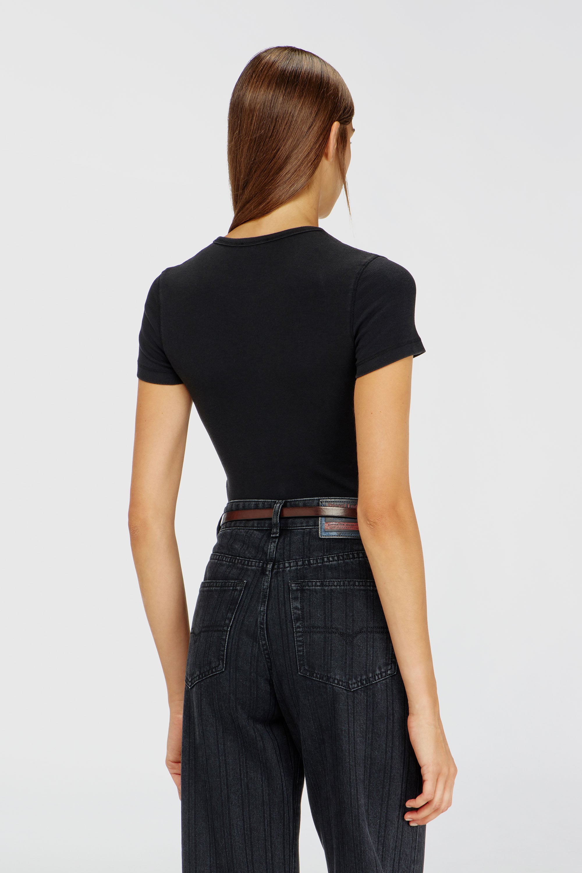 Diesel - T-ELE-LONG-OD, Camiseta de canal&eacute; slim con &Oacute;valo D met&aacute;lico Mujer in Negro - 4