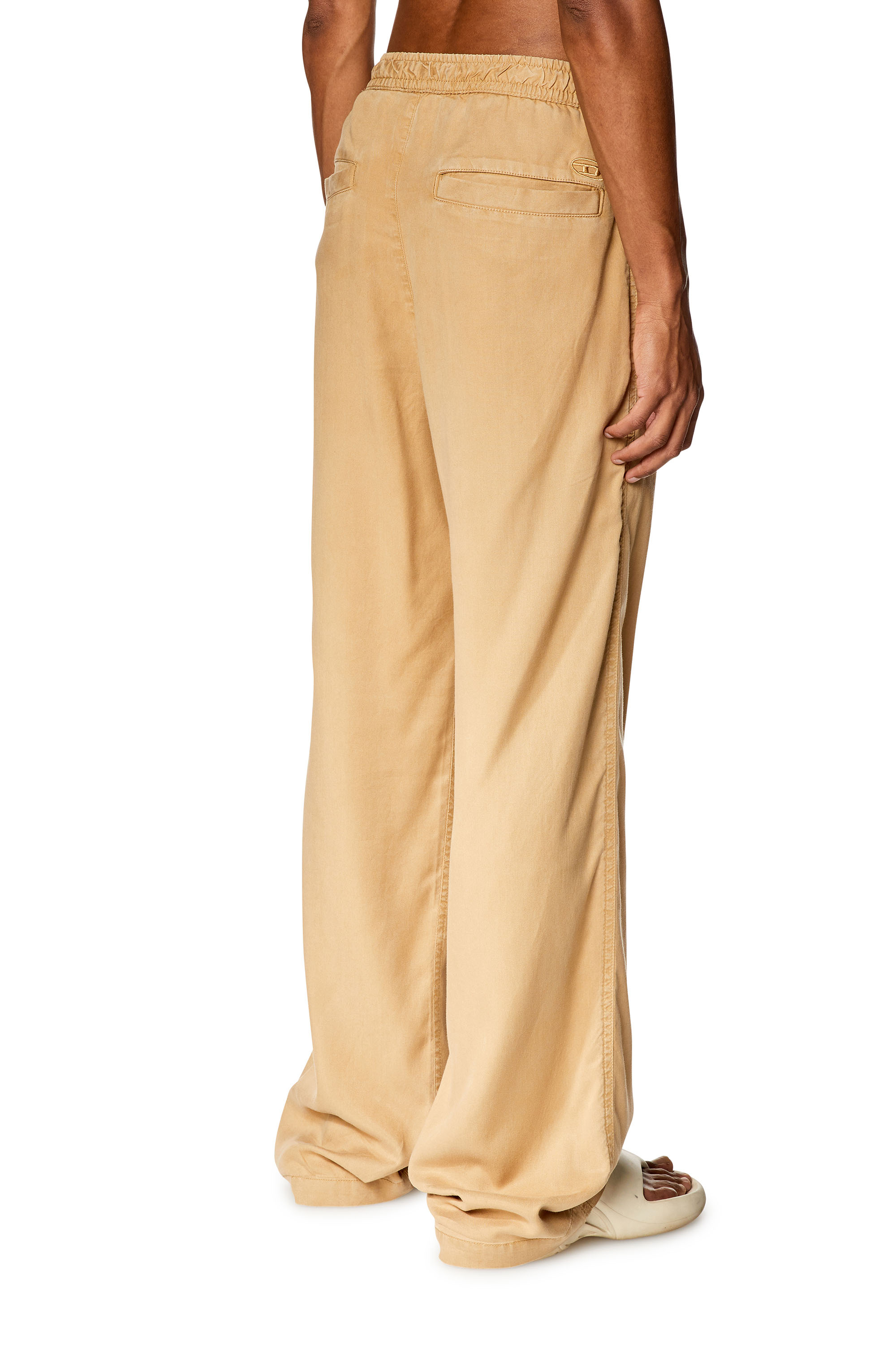 Diesel - P-GOLD-SPORT, Pantal&oacute;n fluido en sarga Hombre in Beige - 4