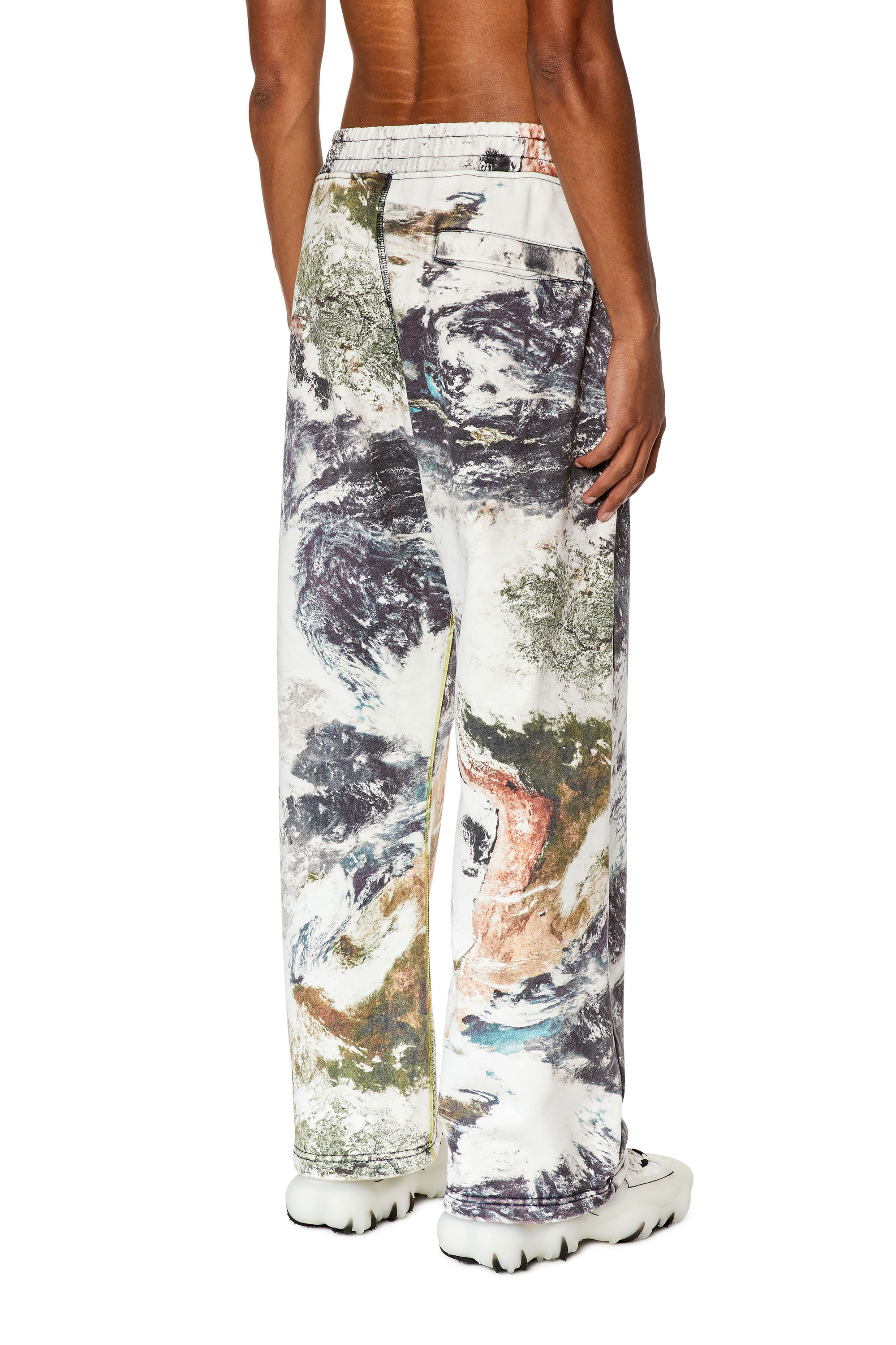 Diesel - P-MARTAS, Pantalones de ch&aacute;ndal con estampado Planet Hombre in Multicolor - 4