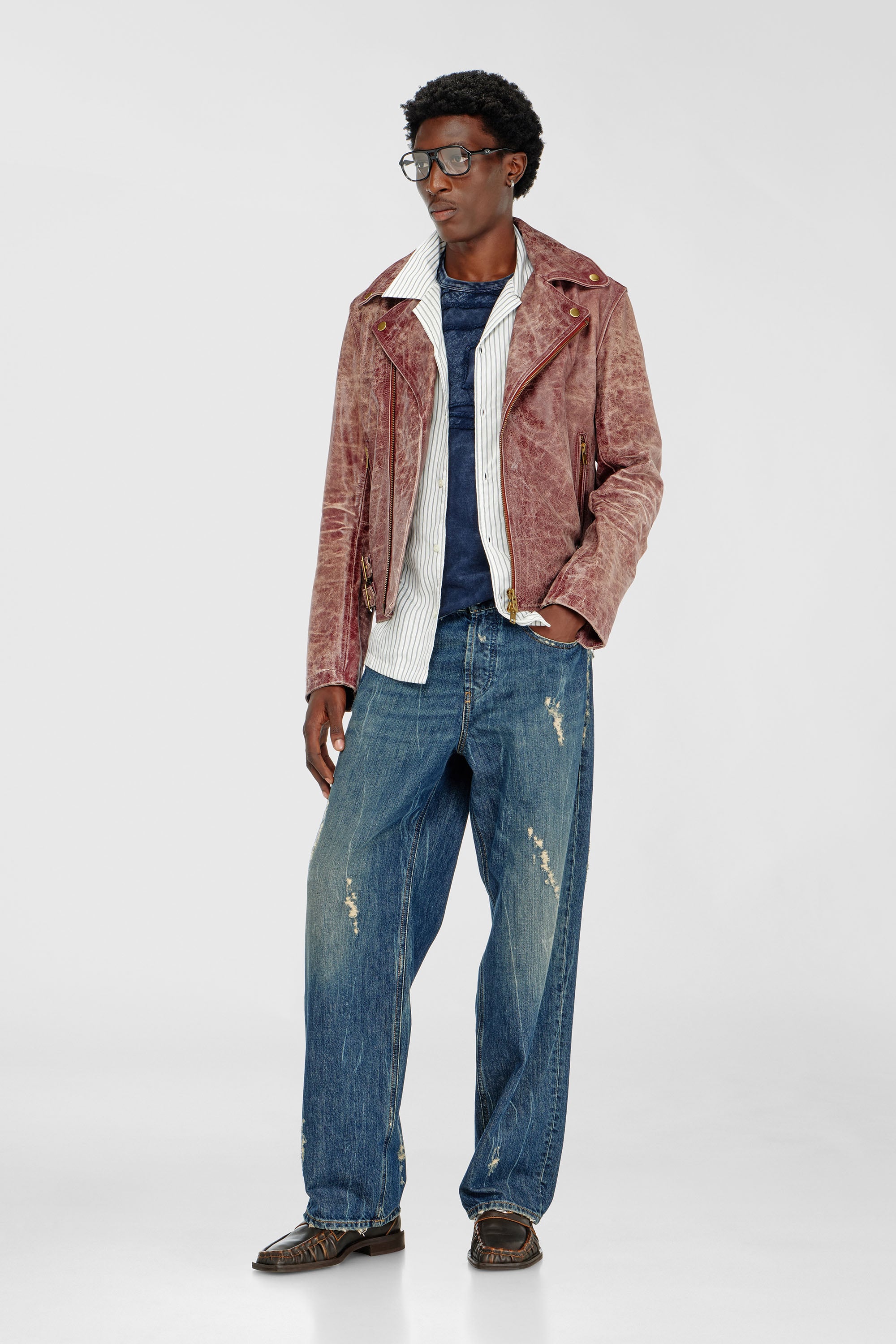 Diesel - T-BOXT-DEN, Camiseta de algod&oacute;n relajada con aplique Oval D Hombre in Azul marino - 2
