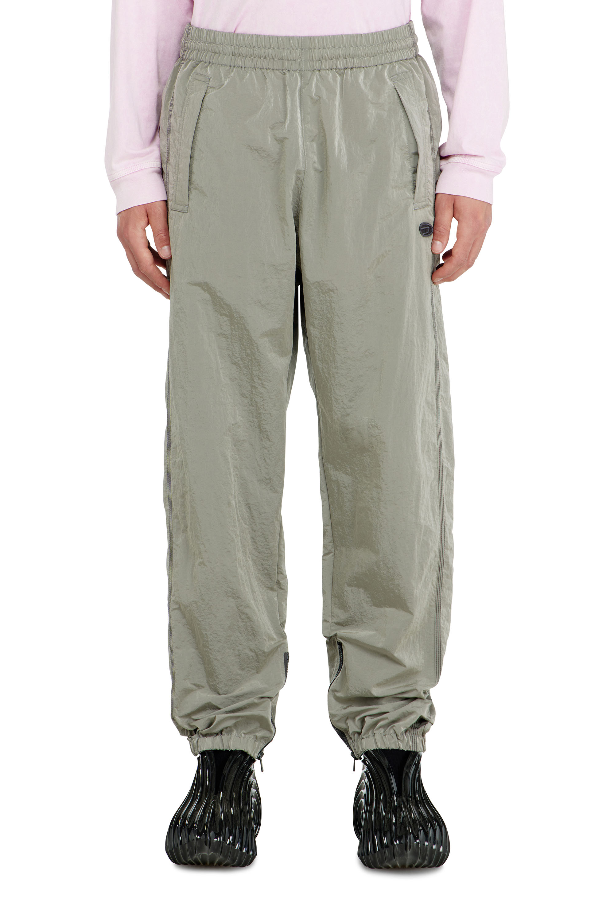 Diesel - P-ANOK, Pantalon en nylon &agrave; effet froiss&eacute; Homme in Gris - 2