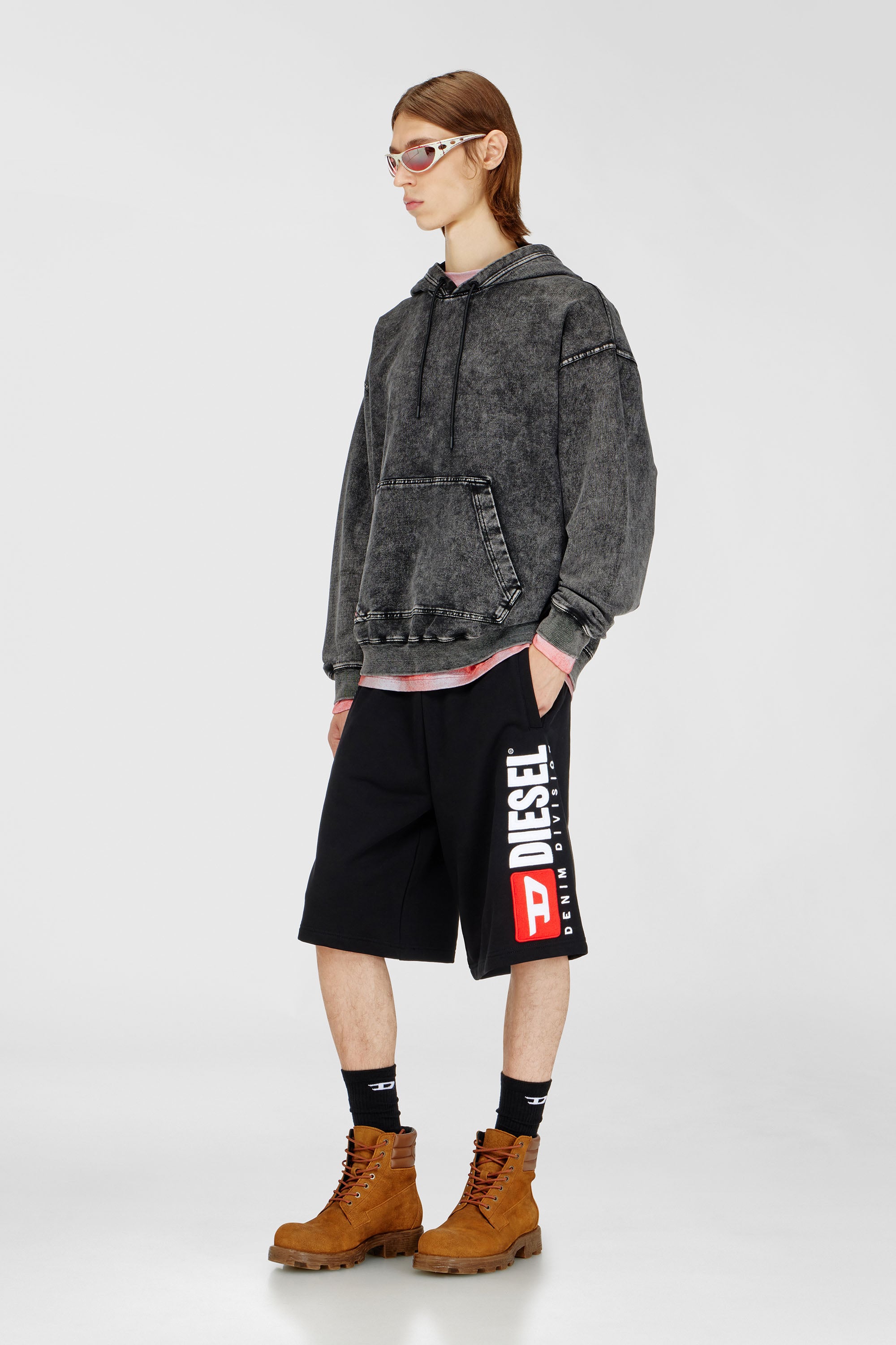 Diesel - P-CROW-DIV, Pantalones cortos de lana con parche de logo maxi Hombre in Negro - 2