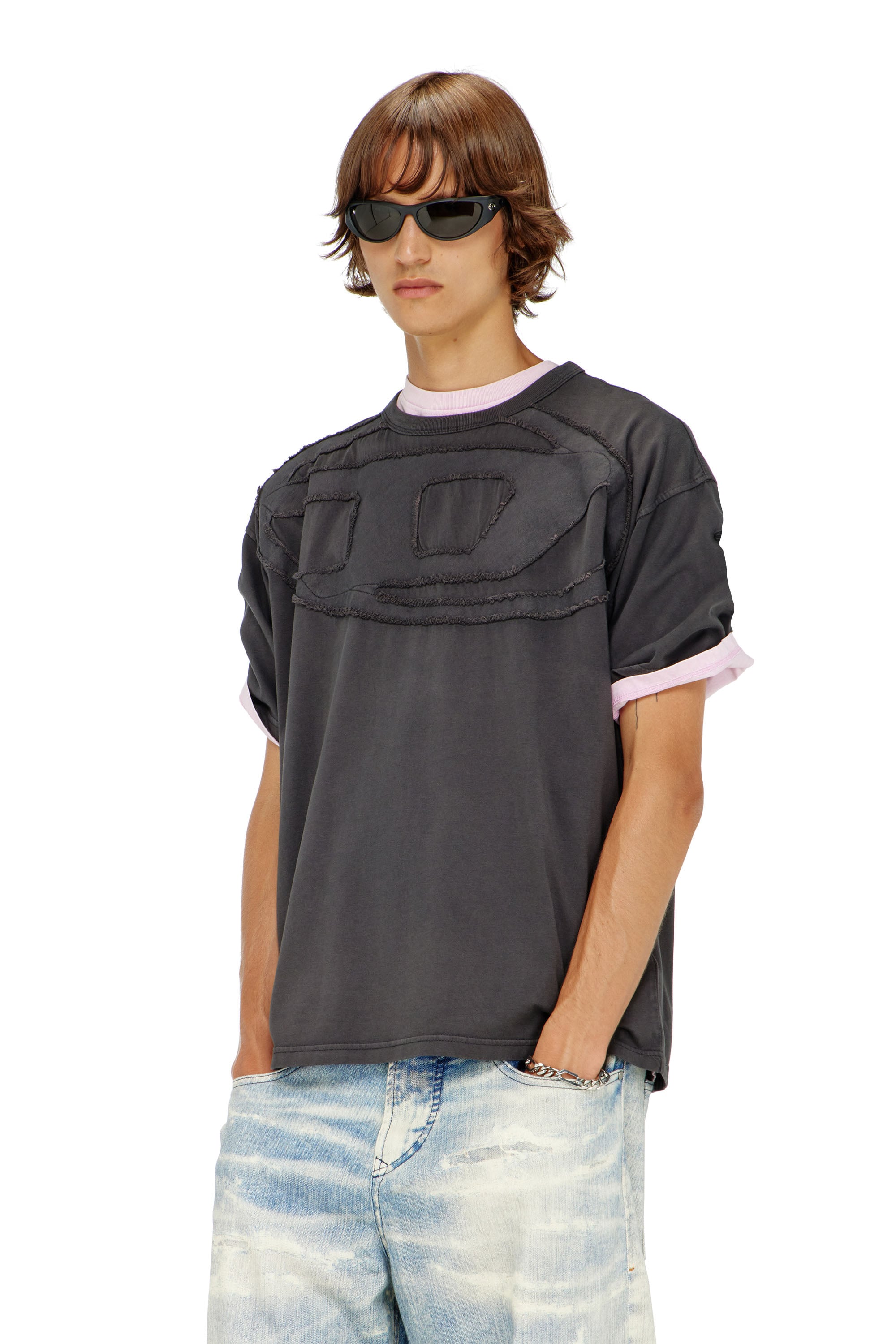 Diesel - T-BOXT-DEN, Camiseta de algod&oacute;n relajada con aplique Oval D Hombre in Gris - 1