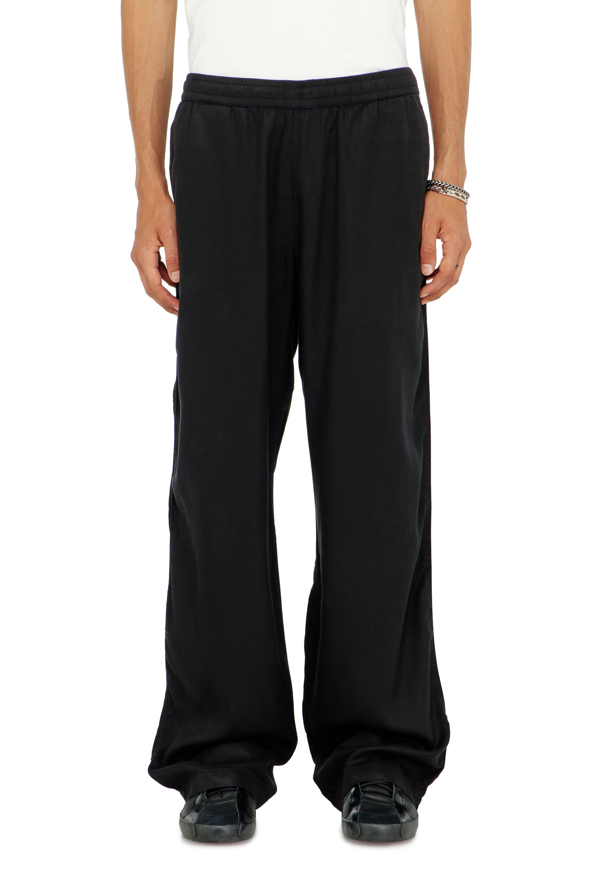 Diesel - P-DREYER-C, Pantalones con cord&oacute;n de sarga deste&ntilde;ida Hombre in Negro - 1