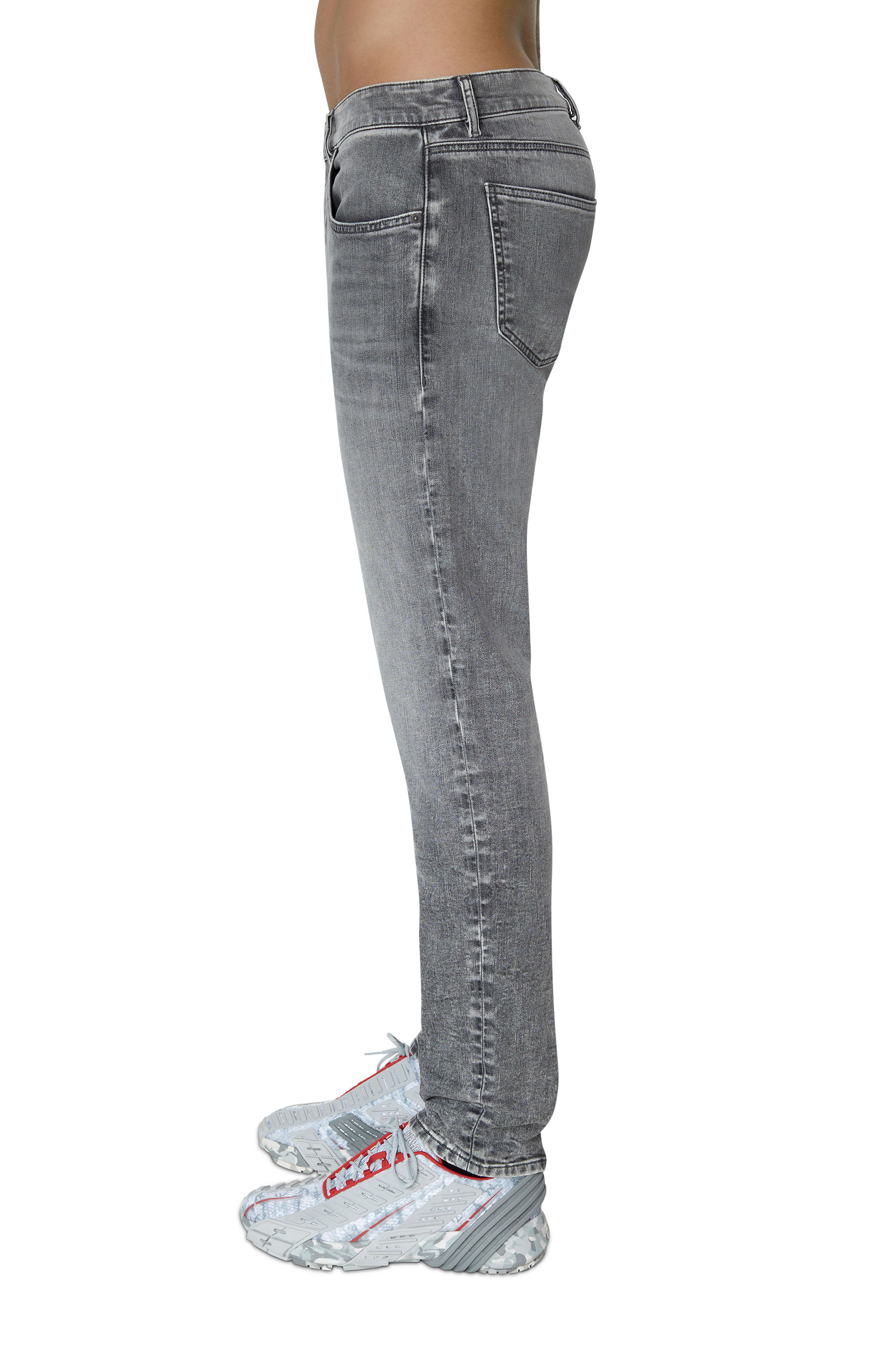 Diesel - Slim 2060 D-Strukt Joggjeans&reg; 09D53, Man's Slim 2060 D-Strukt Joggjeans&reg; in Black/Dark grey - 4