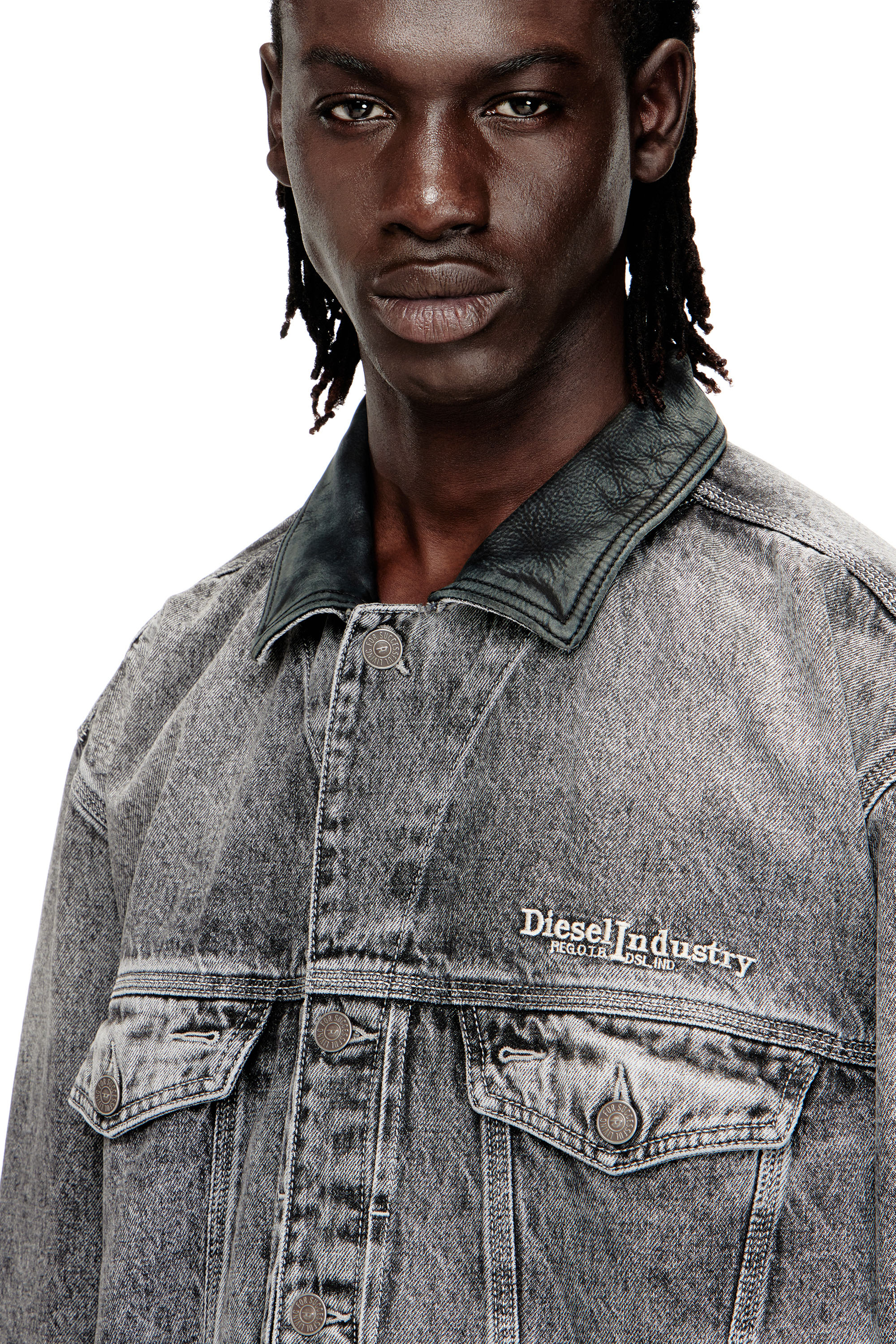 Diesel - D-DENVER-S, Chaqueta de camionero de mezclilla con adornos de cuero tono sobre tono Unisex in Gris - 4