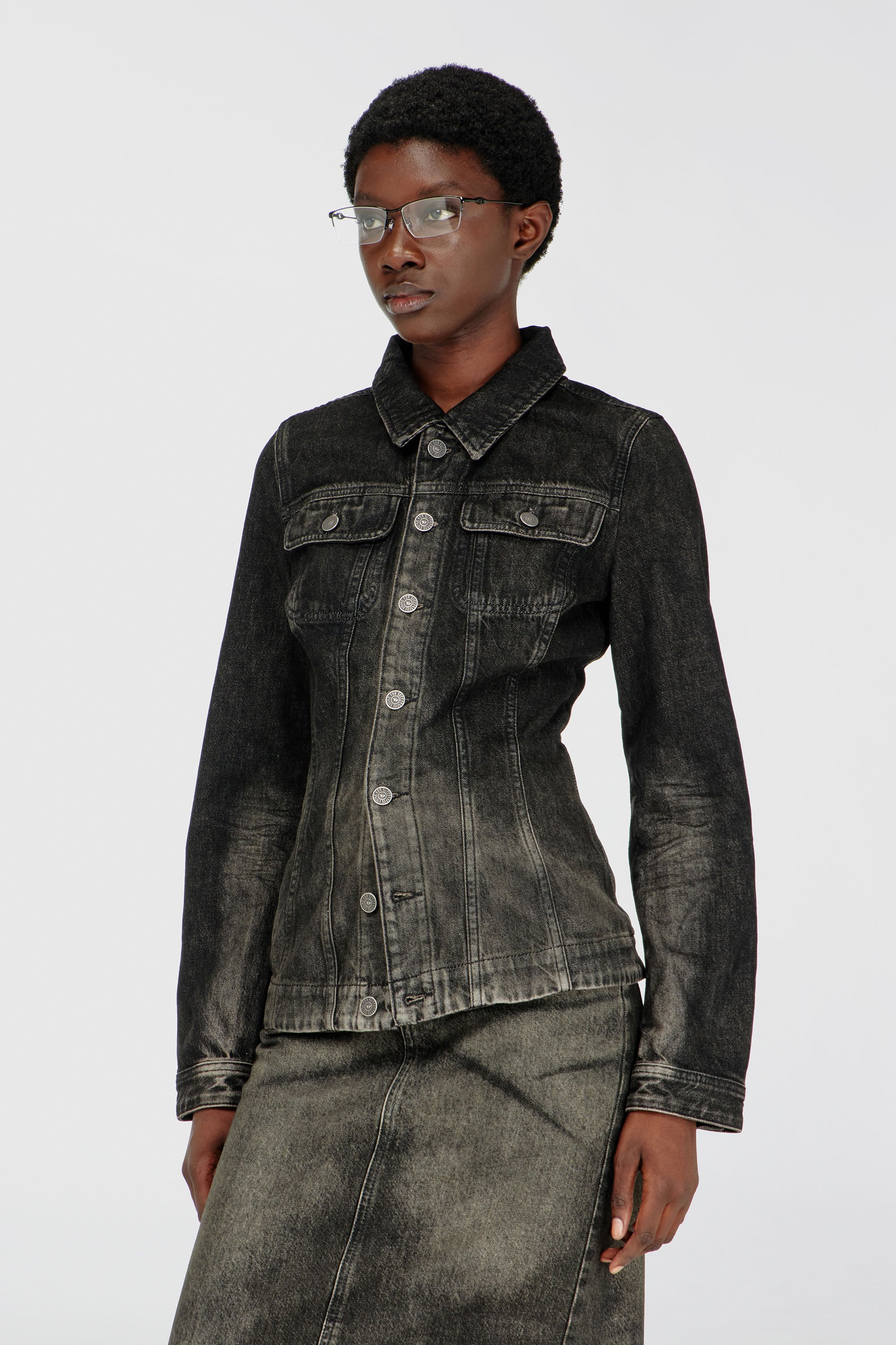Diesel - DE-KATERIN-FSJ, Chaqueta trucker entallada de denim efecto sucio Mujer in Negro - 1