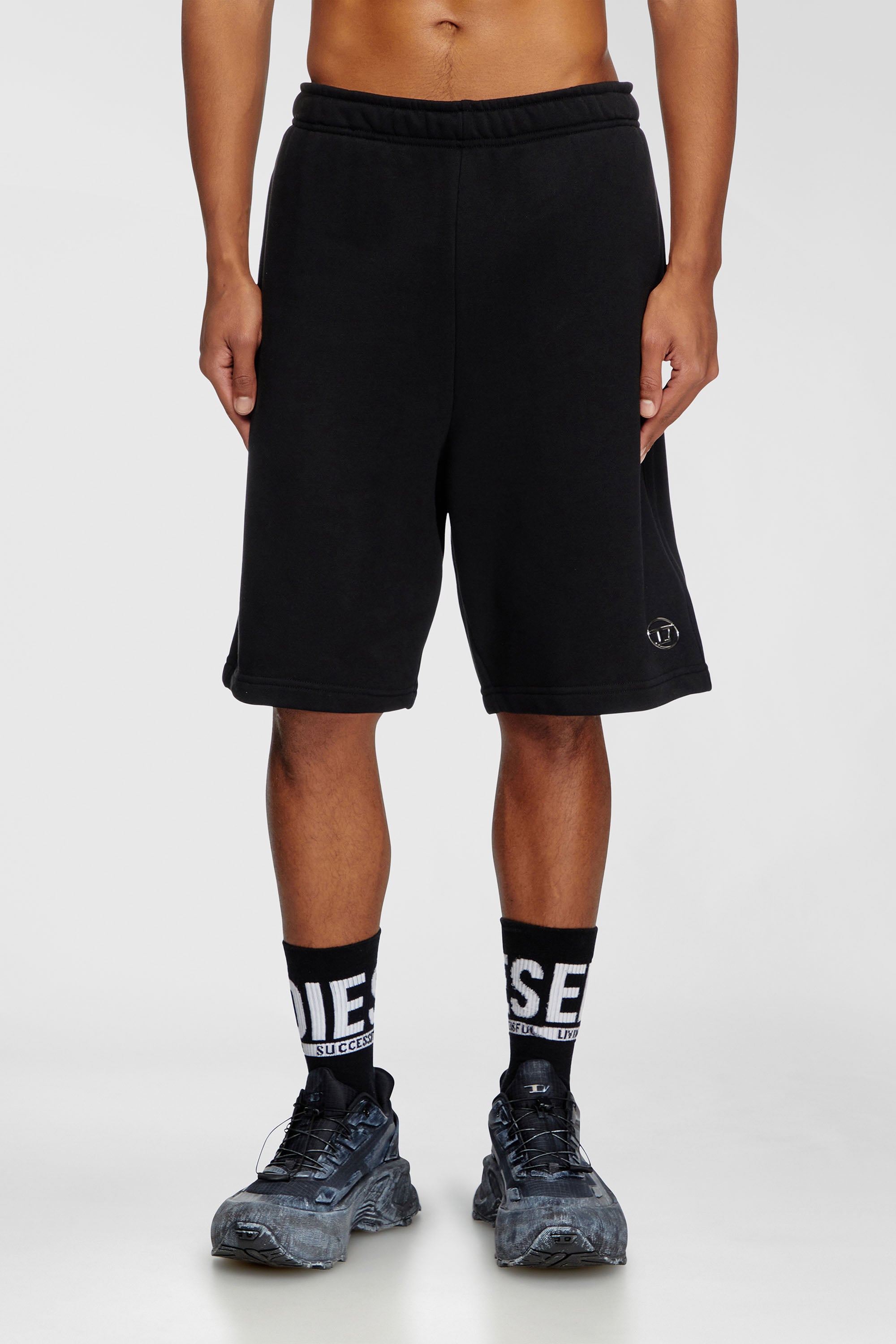 Diesel - P-MARSHY-OD, Pantalones cortos deportivos con logotipo Oval D plateado Hombre in Negro - 1
