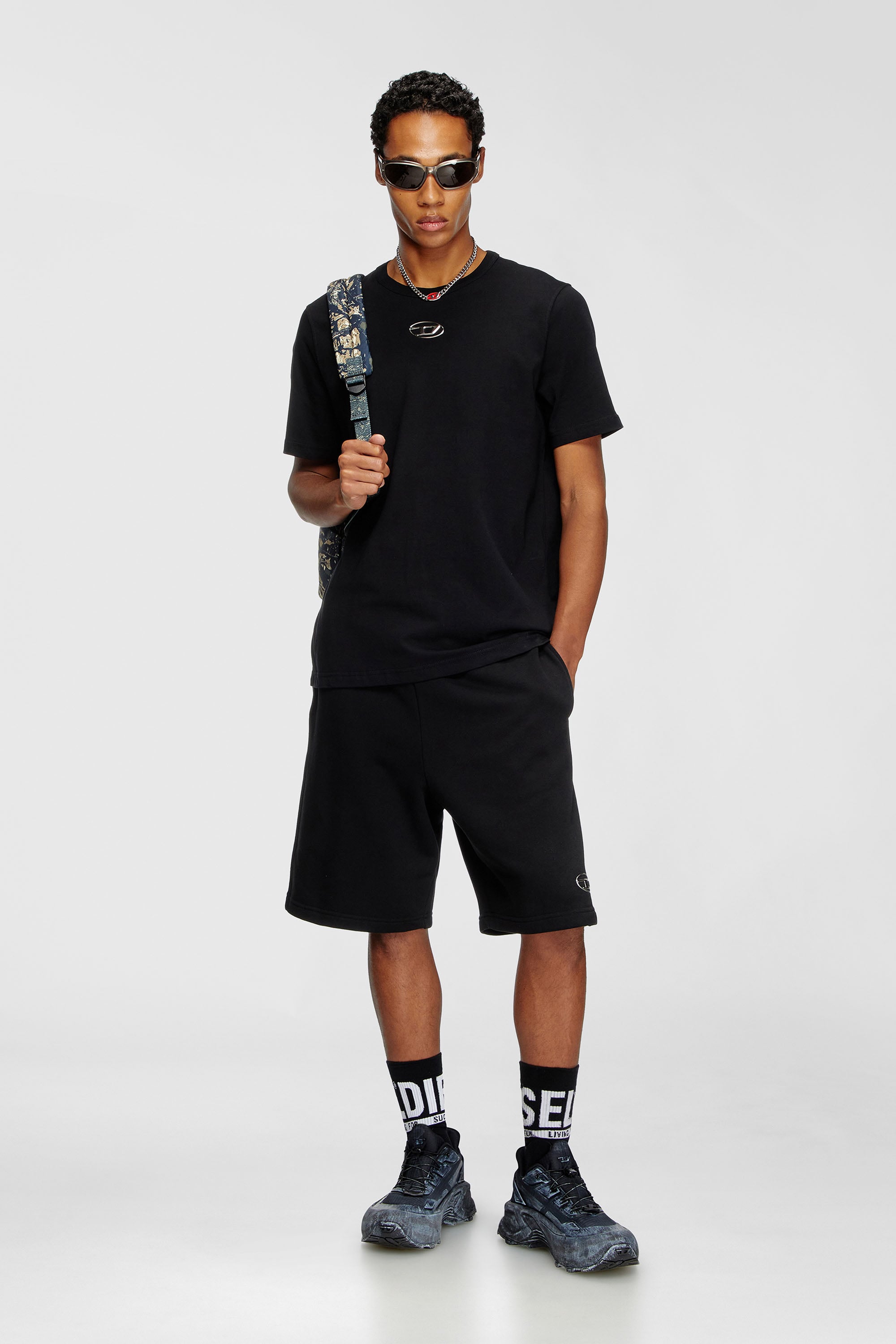 Diesel - P-MARSHY-OD, Pantalones cortos deportivos con logotipo Oval D plateado Hombre in Negro - 2