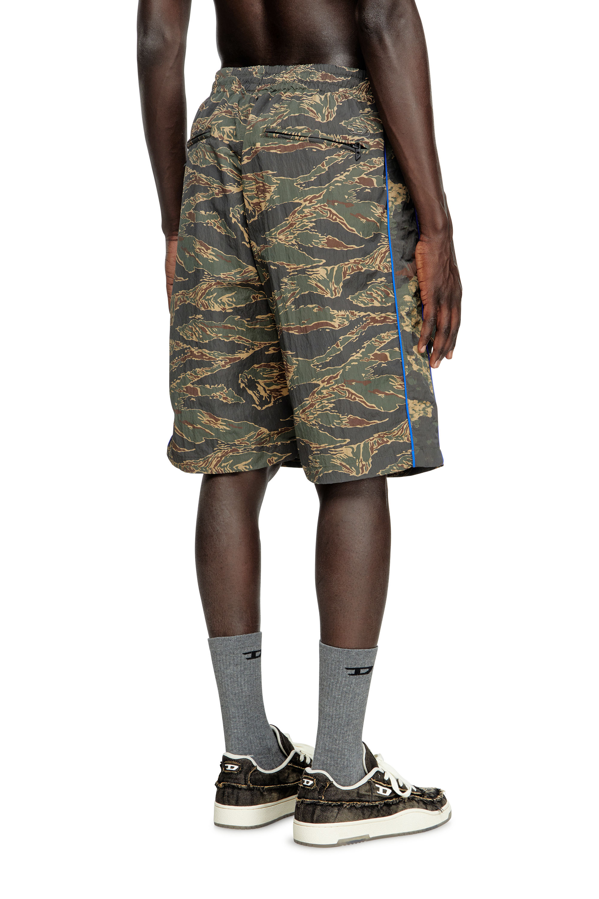 Diesel - P-RAMOS-SHORT-EPBW, Short cargo avec imprimés camouflage mélangés Homme in Vert - 3