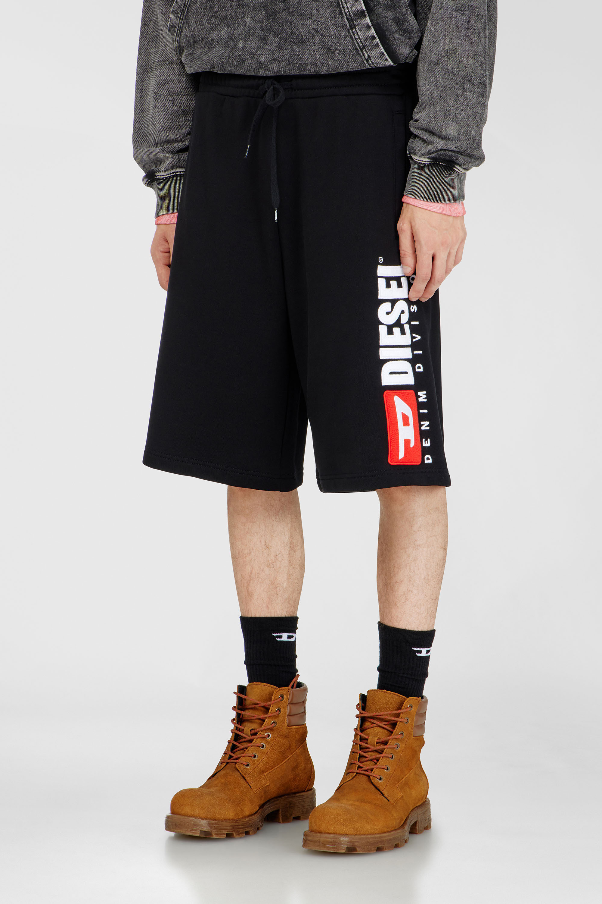 Diesel - P-CROW-DIV, Pantalones cortos de lana con parche de logo maxi Hombre in Negro - 3