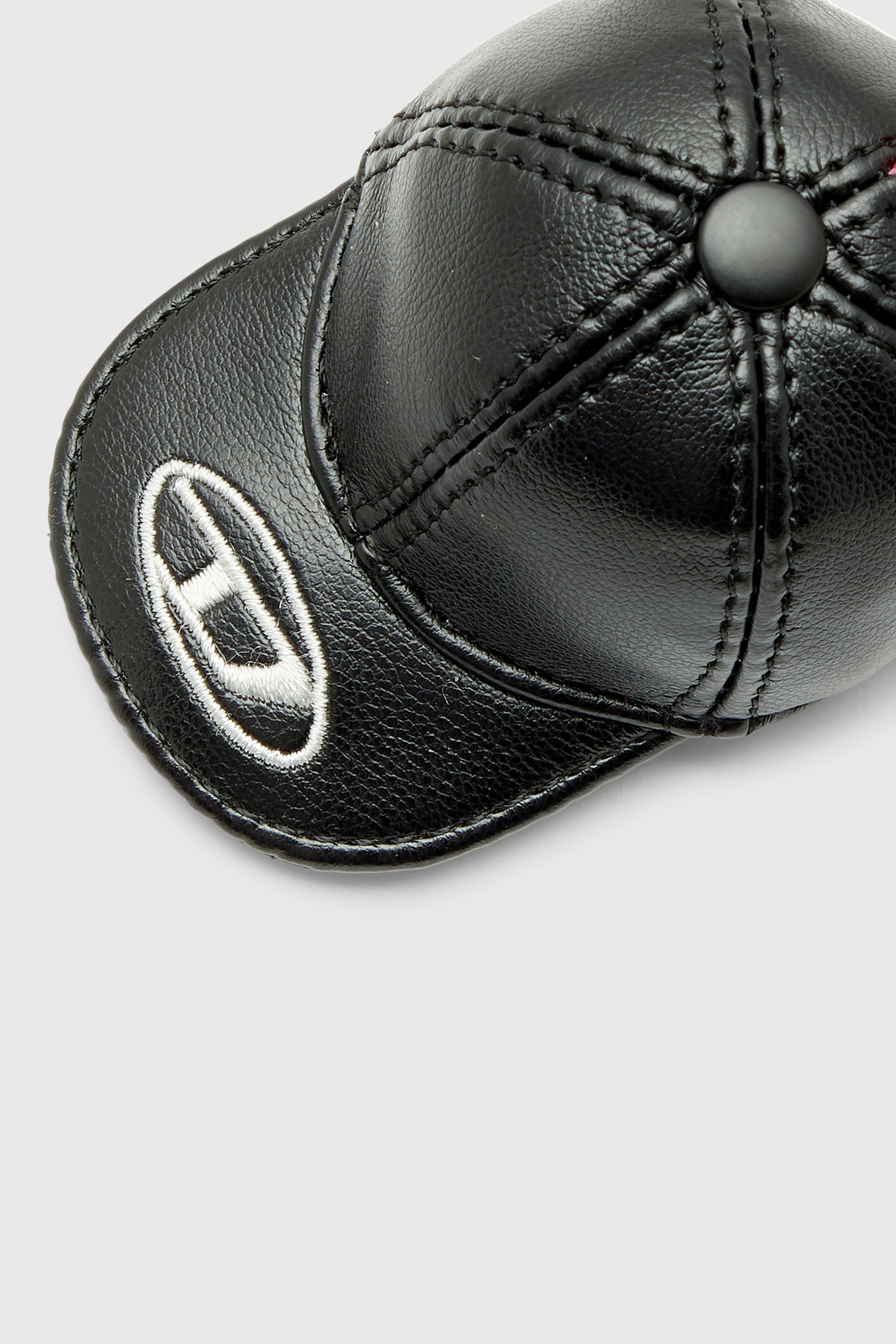 Diesel - CHARM-CAP, Charm de gorra de b&eacute;isbol con bordado Oval D Unisex in Negro - 3