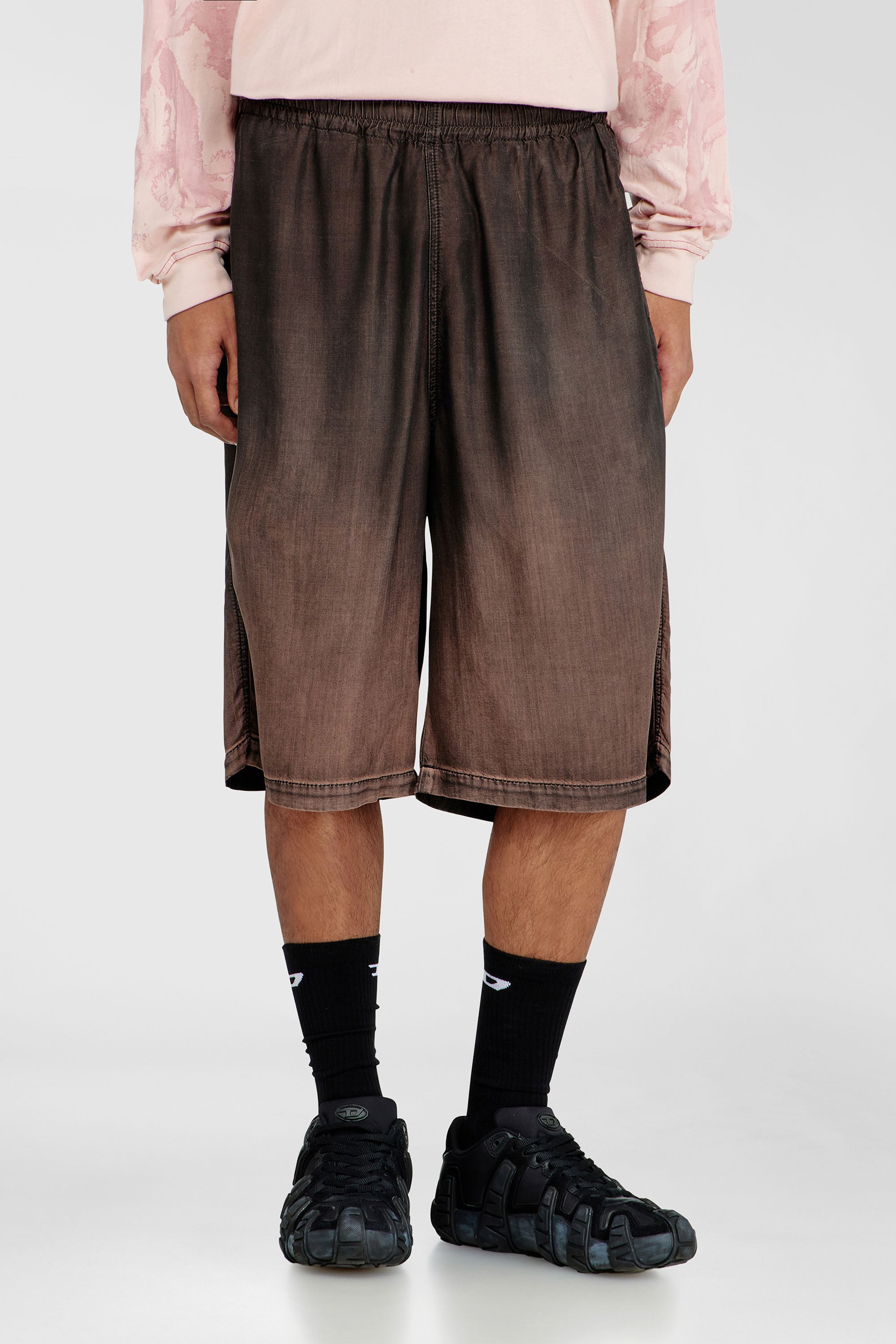 Diesel - D-RODER-SHORT-S, Bermudas relajadas en denim fluido con lavado oscuro Unisex in Marr&oacute;n - 1