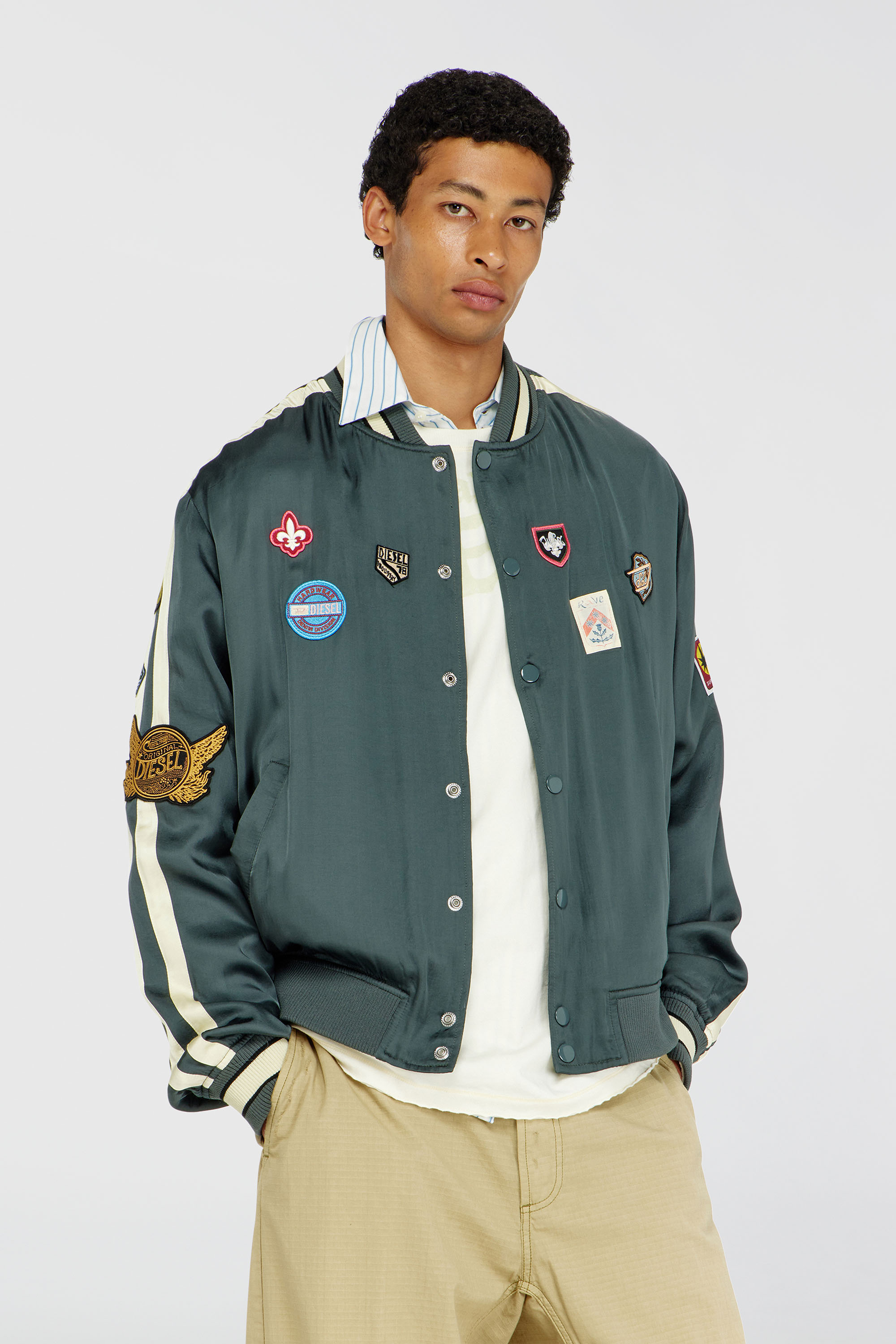 Diesel - J-ANNU, Blouson bomber satin&eacute; avec patchs Homme in Vert - 3